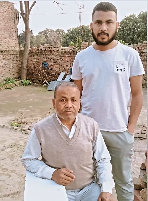 युक्रेन से लौटने के बाद अपने पिता के साथ हीमपुरदीपा के गांव पीपली जट सुहेल। युक्रेन से लौटने के बाद अपने पिता के साथ हीमपुरदीपा के गांव पीपली जट सुहेल।