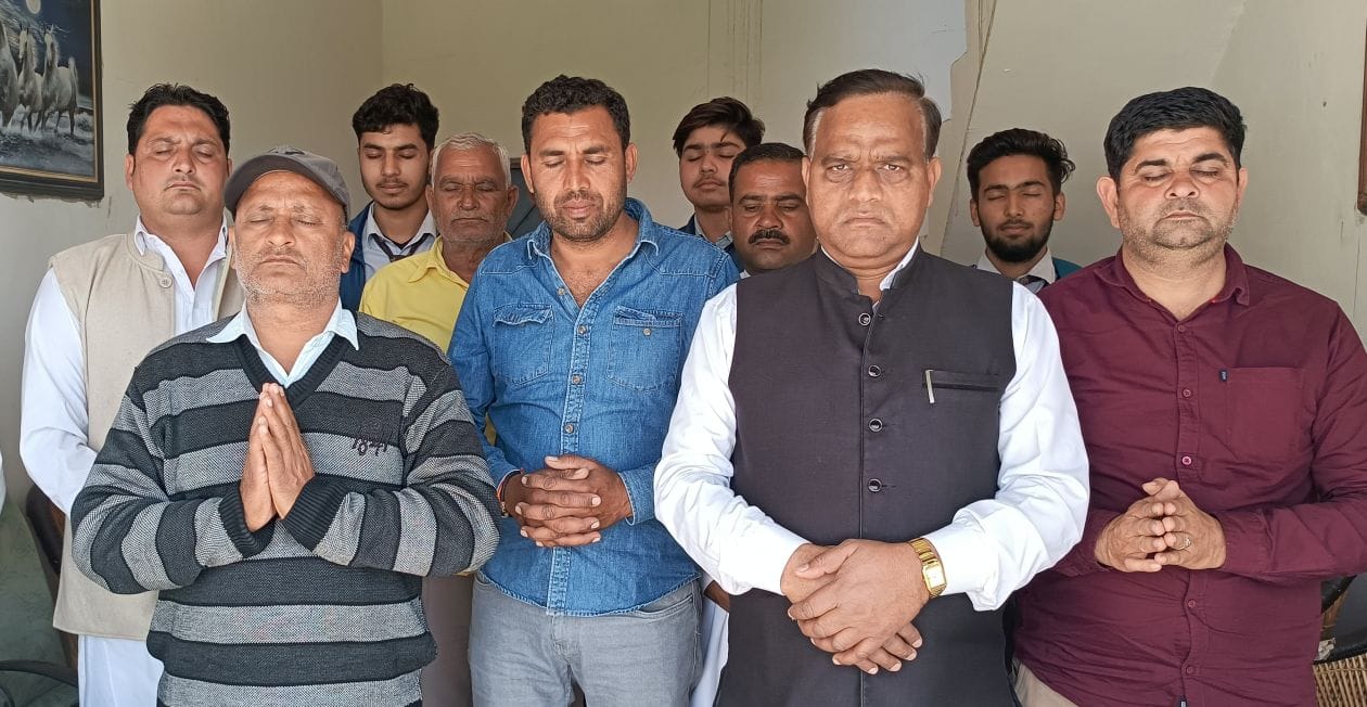विकल्प से संपर्क टूटने के बाद भगवान से दुआ करते परिजन विकल्प से संपर्क टूटने के बाद भगवान से दुआ करते परिजन
