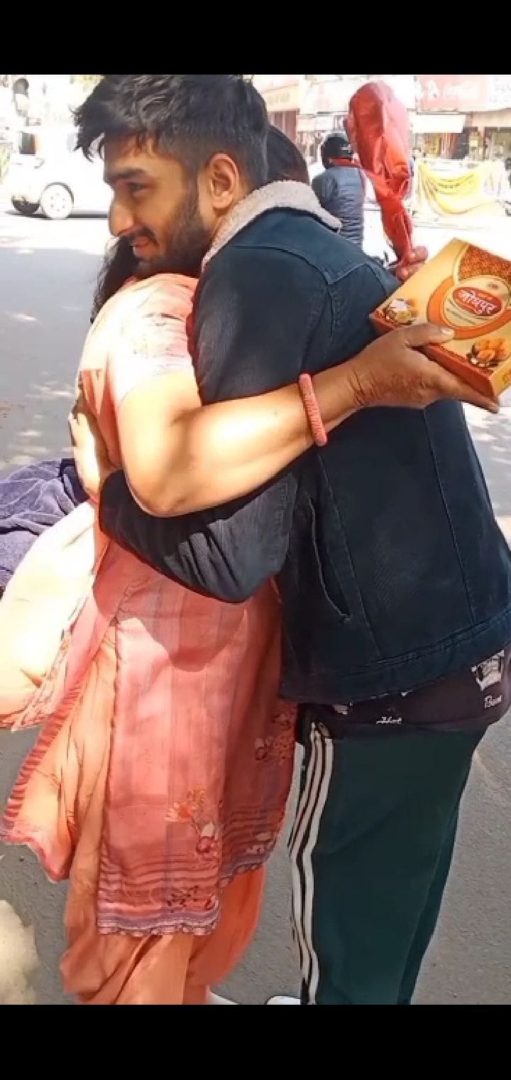 यूक्रेन से घर लौटने के बाद बेटे विकास को गले लगाती मां महिंद्र कौर। यूक्रेन से घर लौटने के बाद बेटे विकास को गले लगाती मां महिंद्र कौर।
