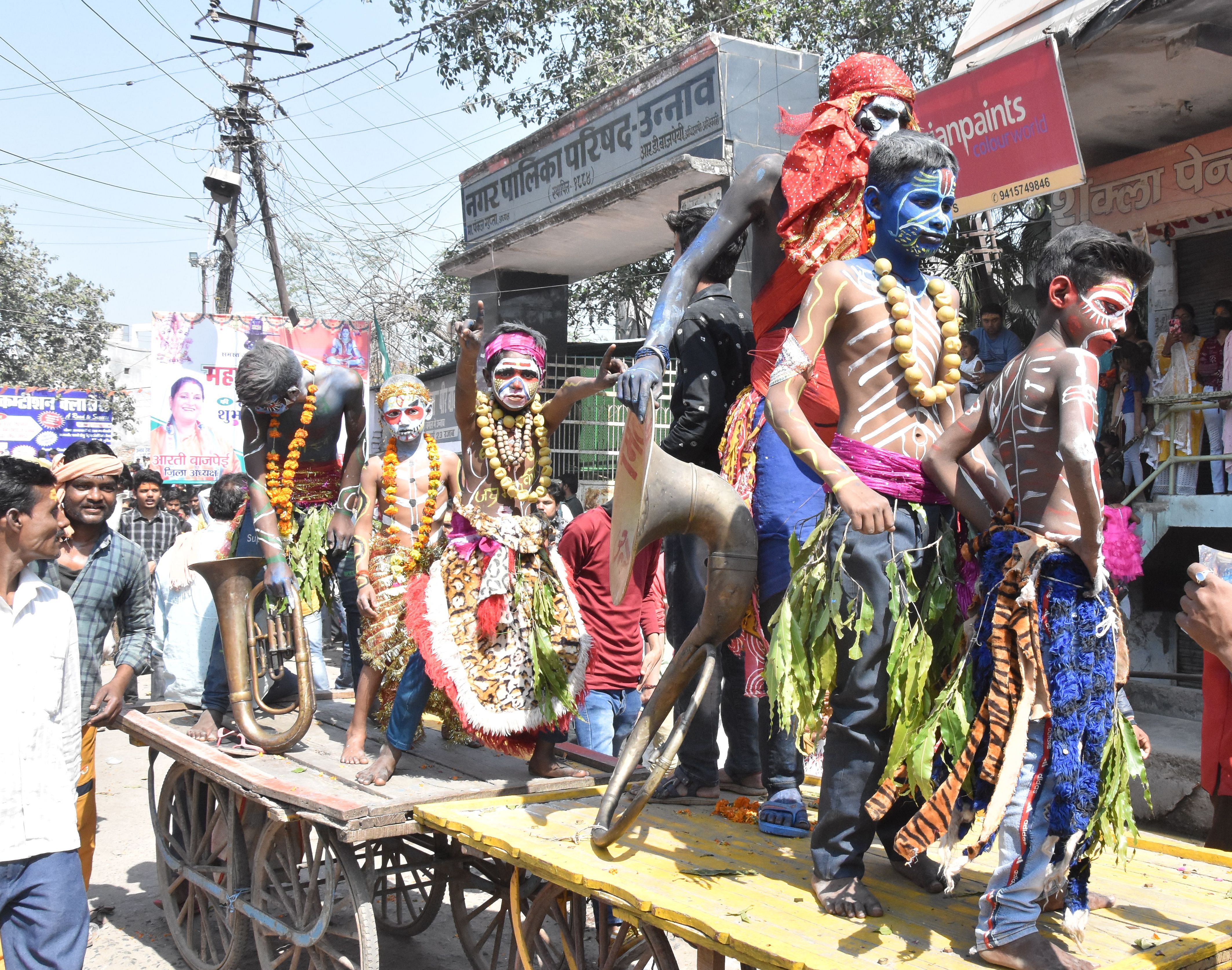 शिव शोभायात्रा में शामिल नृत्य करते बच्चे। संवाद