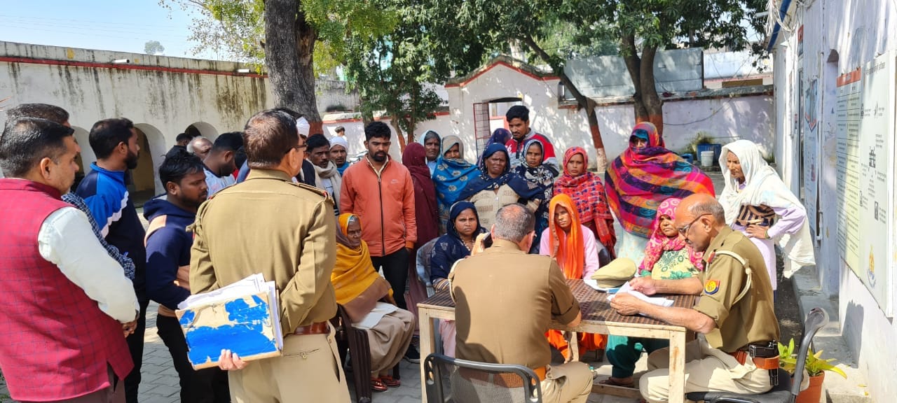 पुरकाजी थाने पर पुलिस से युवती को बरामद करने की मांग करते ग्रामीण पुरकाजी थाने पर पुलिस से युवती को बरामद करने की मांग करते ग्रामीण
