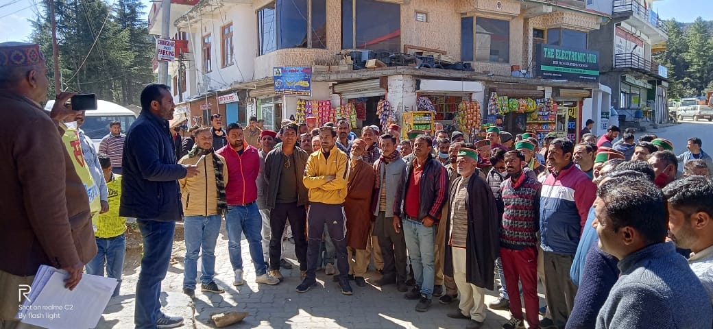 नौहराधार में जनजातीय दर्जे की मांग को लेकर हुए प्रदर्शन में जुटे हाटी समुदाय के लोग। नौहराधार में जनजातीय दर्जे की मांग को लेकर हुए प्रदर्शन में जुटे हाटी समुदाय के लोग।