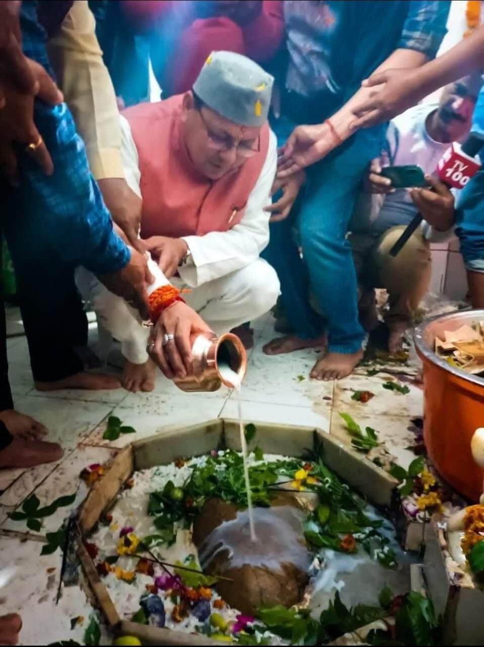 खटीमा के वनखंडी महादेव शिव मंदिर में जलाभिषेक करते सीएम पुष्कर सिंह धामी।संवाद