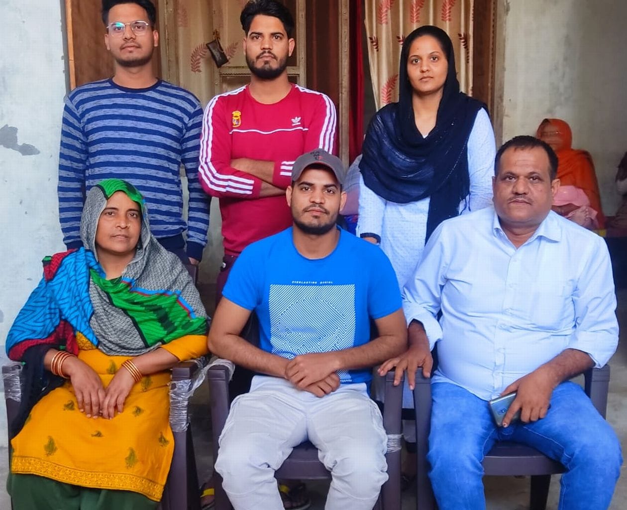 यूक्रेन से वापस भारत वापस लौटे गांव सरावली निवासी जिशान अपने परिवार के साथ यूक्रेन से वापस भारत वापस लौटे गांव सरावली निवासी जिशान अपने परिवार के साथ
