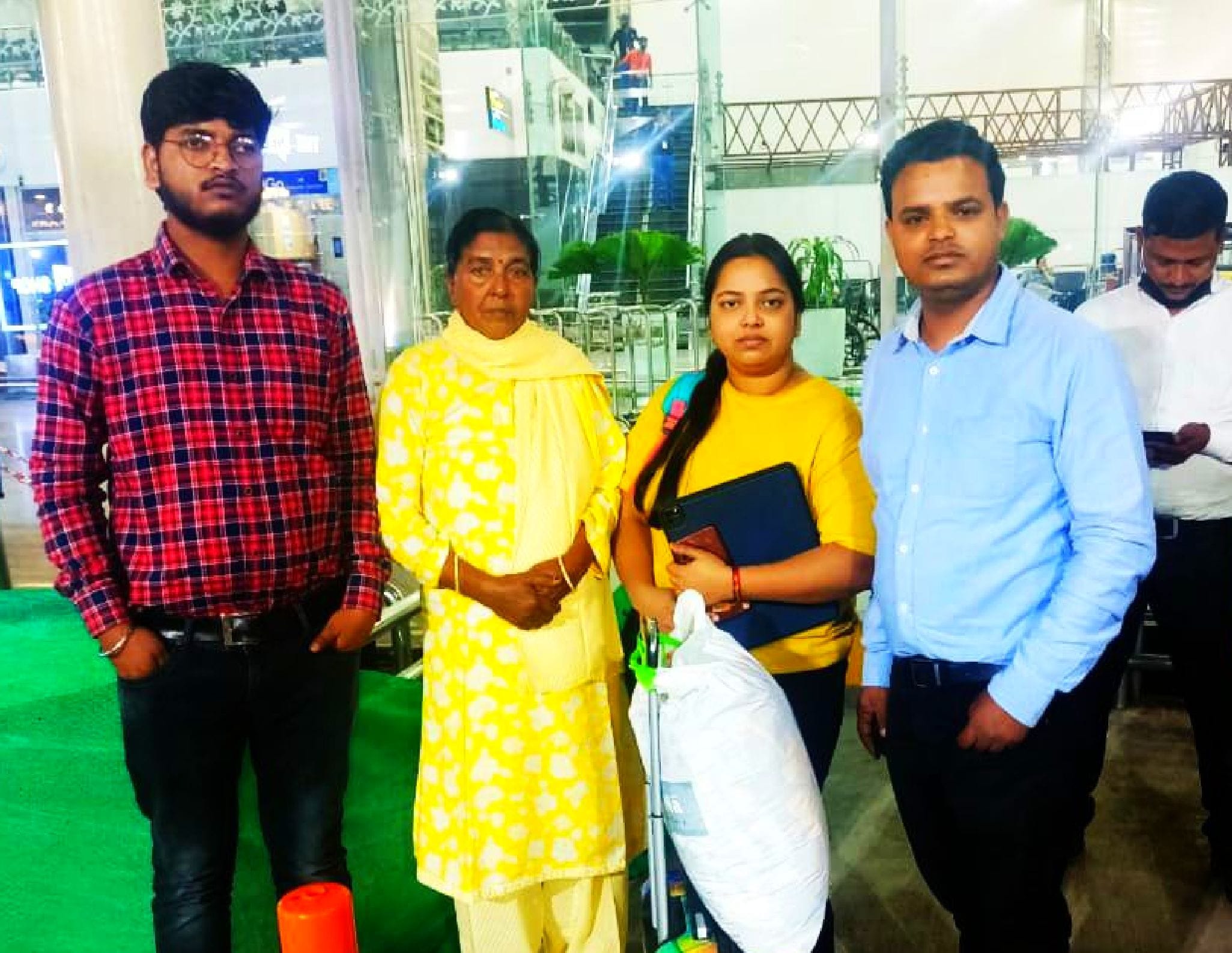 यूक्रेन से लौटी तिलहर के बहिल्लागंज निवासी जया मां राधारानी और अन्य रिश्तेदारों के साथ लखनऊ में? यूक्रेन से लौटी तिलहर के बहिल्लागंज निवासी जया मां राधारानी और अन्य रिश्तेदारों के साथ लखनऊ में?