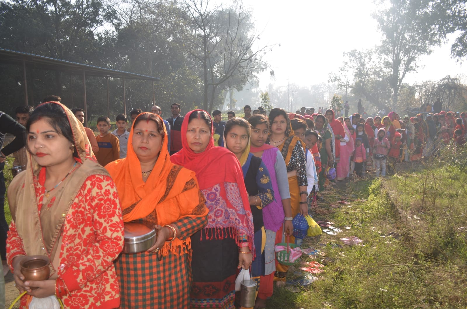 मोरना के सिद्ध पीठ प्राचीन जुड़ेश्वर महादेव मंदिर ककराला में जलाभिषेक करने को लगी लाइन। मोरना के सिद्ध पीठ प्राचीन जुड़ेश्वर महादेव मंदिर ककराला में जलाभिषेक करने को लगी लाइन।
