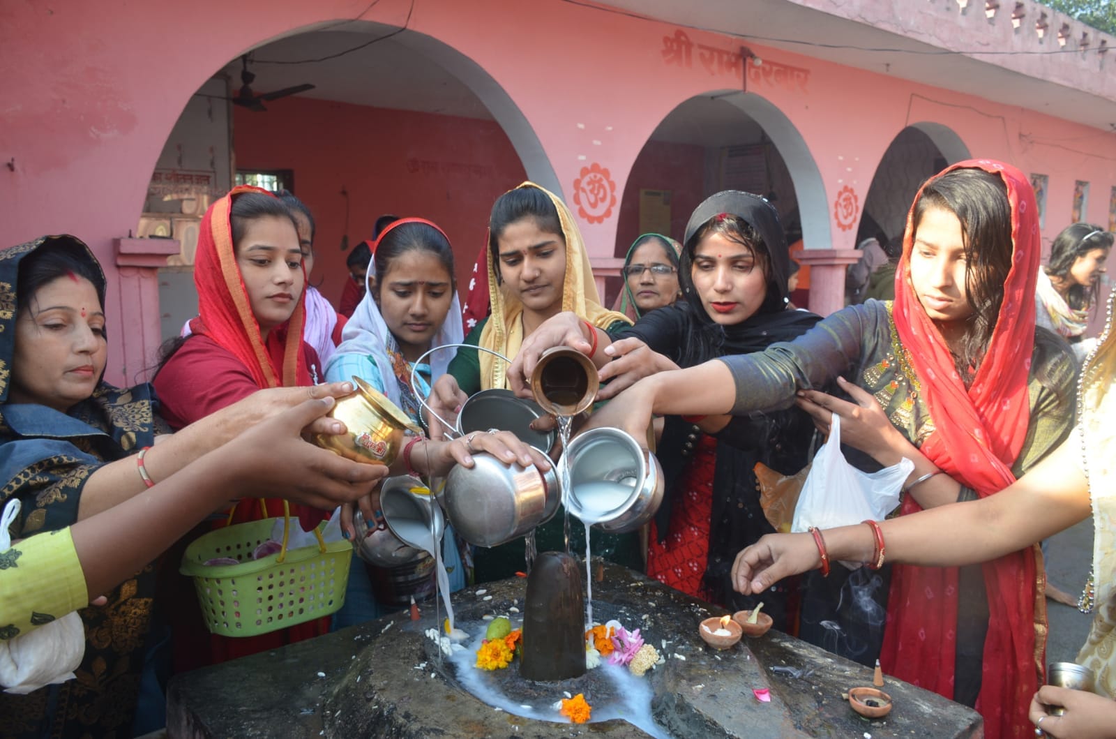 मोरना के सिद्ध पीठ प्राचीन जुड़ेश्वर महादेव मंदिर ककराला में जलाभिषेक करते श्रद्वालु। मोरना के सिद्ध पीठ प्राचीन जुड़ेश्वर महादेव मंदिर ककराला में जलाभिषेक करते श्रद्वालु।