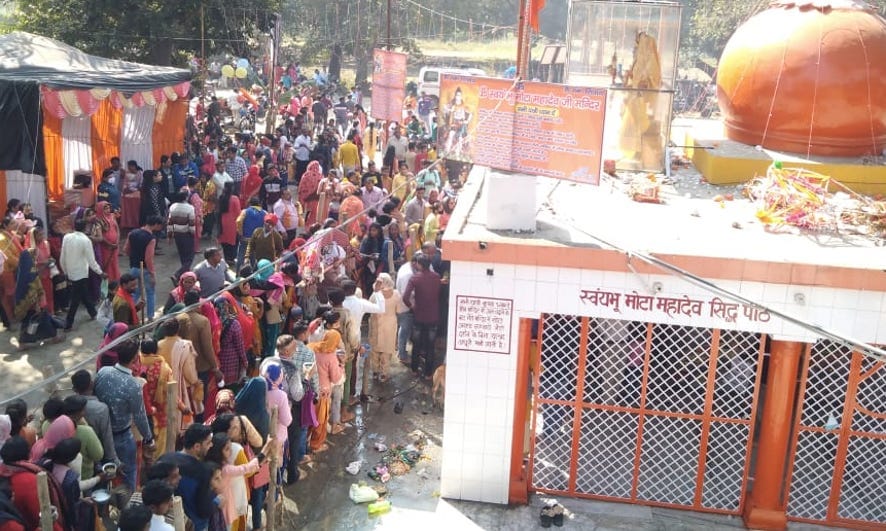 मंडावली के मोटा महादेव मंदिर पर जलाभिषेक के लिए कतार में खड़े श्रद्धालु।