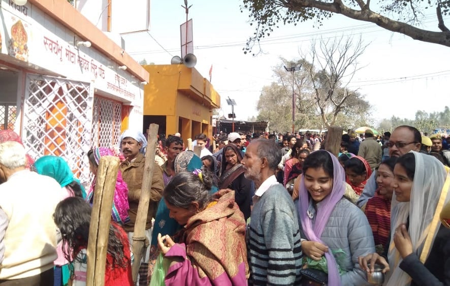 मंडावली के मोटा महादेव मंदिर पर जलाभिषेक के लिए लाइन में खड़े श्रद्धालु।
