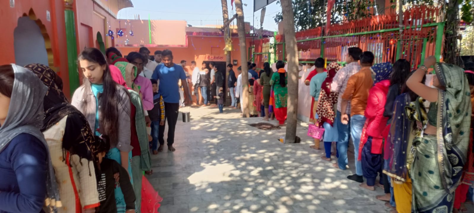 जानसठ के सिद्धपीठ महादेव मंदिर पर जलाभिषेक करने को लगी श्रद्धालुओं की भीड़ जानसठ के सिद्धपीठ महादेव मंदिर पर जलाभिषेक करने को लगी श्रद्धालुओं की भीड़