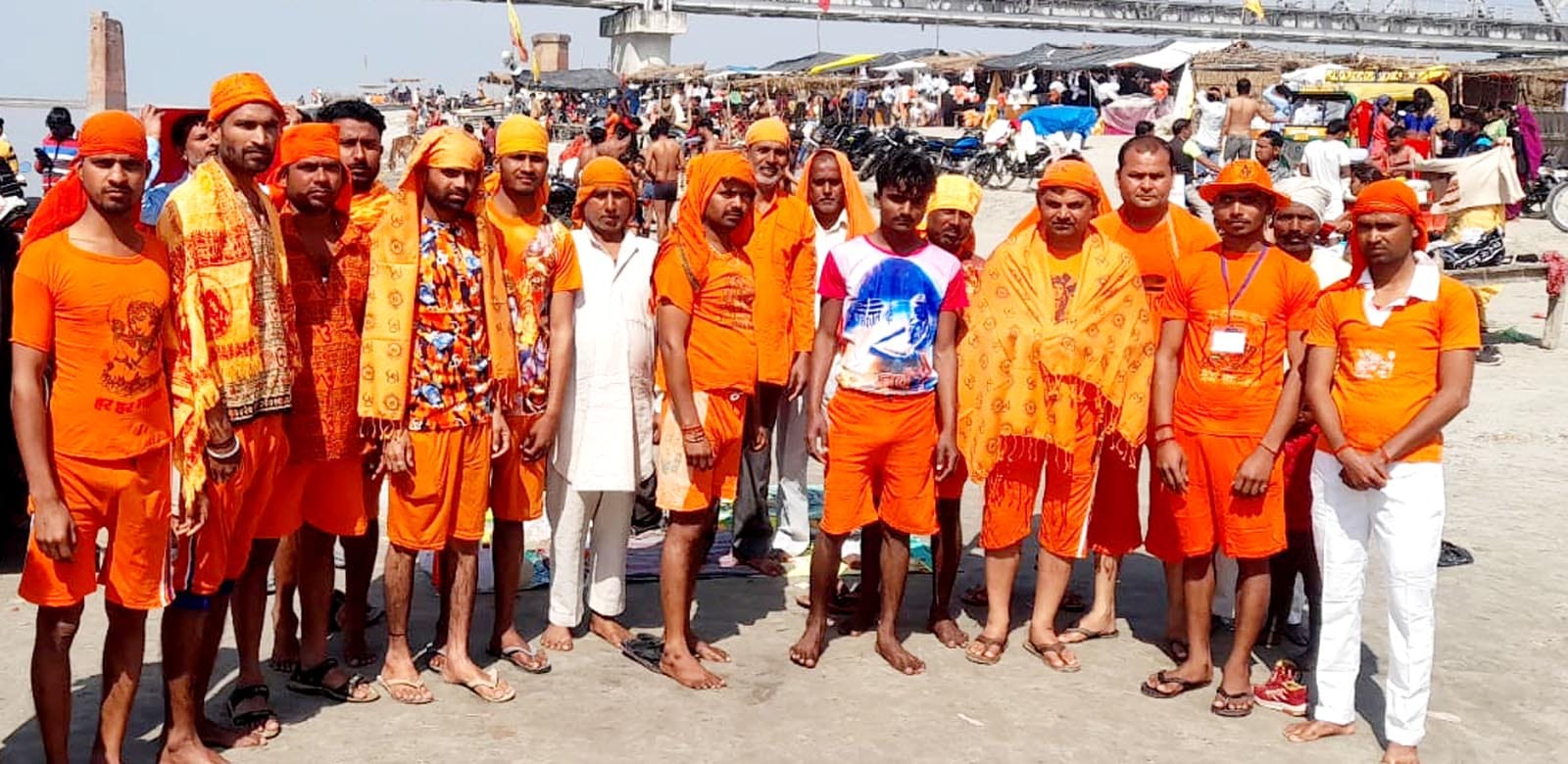 कछला गंगाघाट से शिवालय की ओर रवाना होने से पहले एकत्र शिवभक्त। संवाद कछला गंगाघाट से शिवालय की ओर रवाना होने से पहले एकत्र शिवभक्त। संवाद