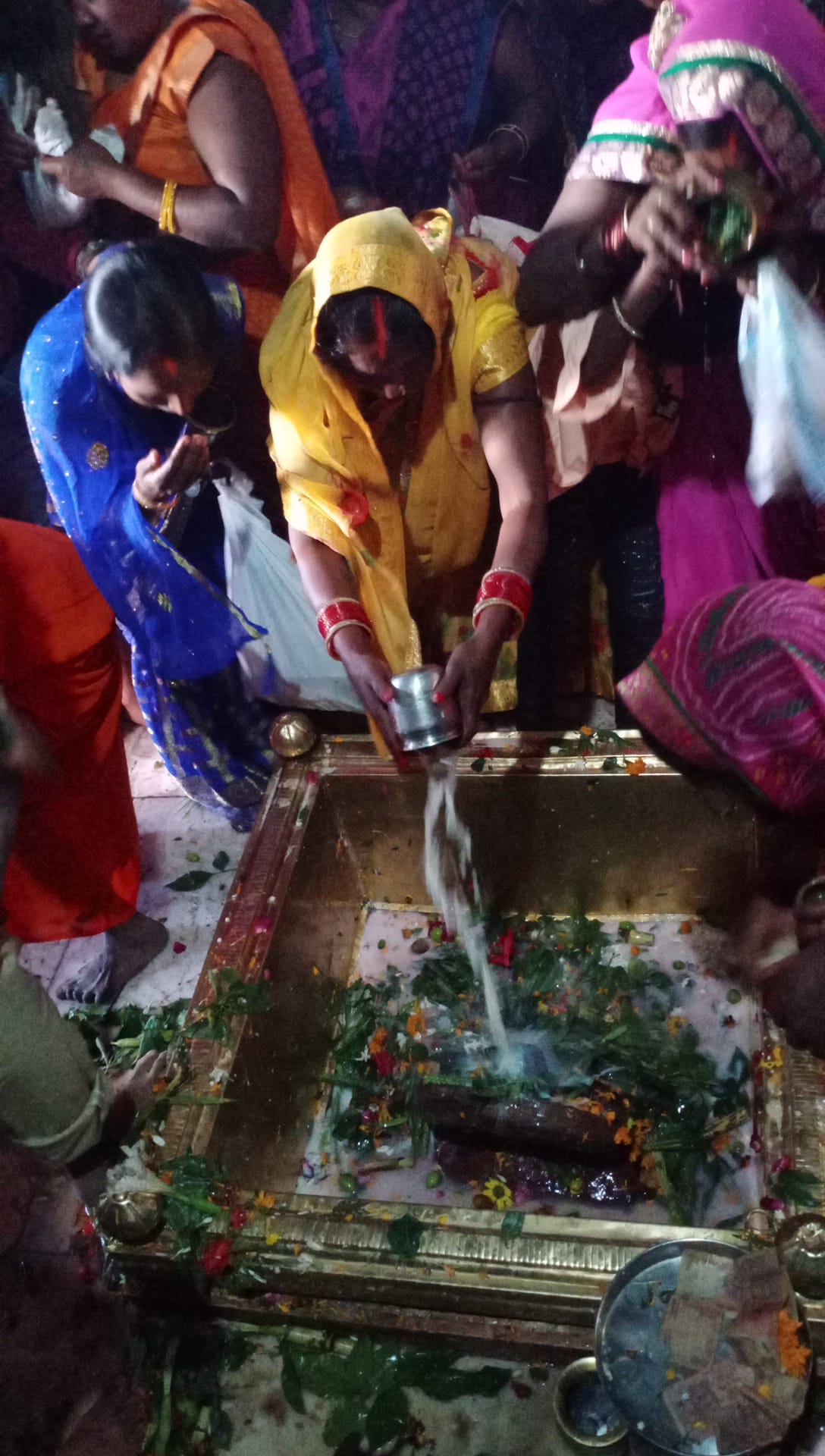 महाहर धाम गर्भ गृह में जलाभिषेक करते श्रद्धालु । संवाद महाहर धाम गर्भ गृह में जलाभिषेक करते श्रद्धालु । संवाद