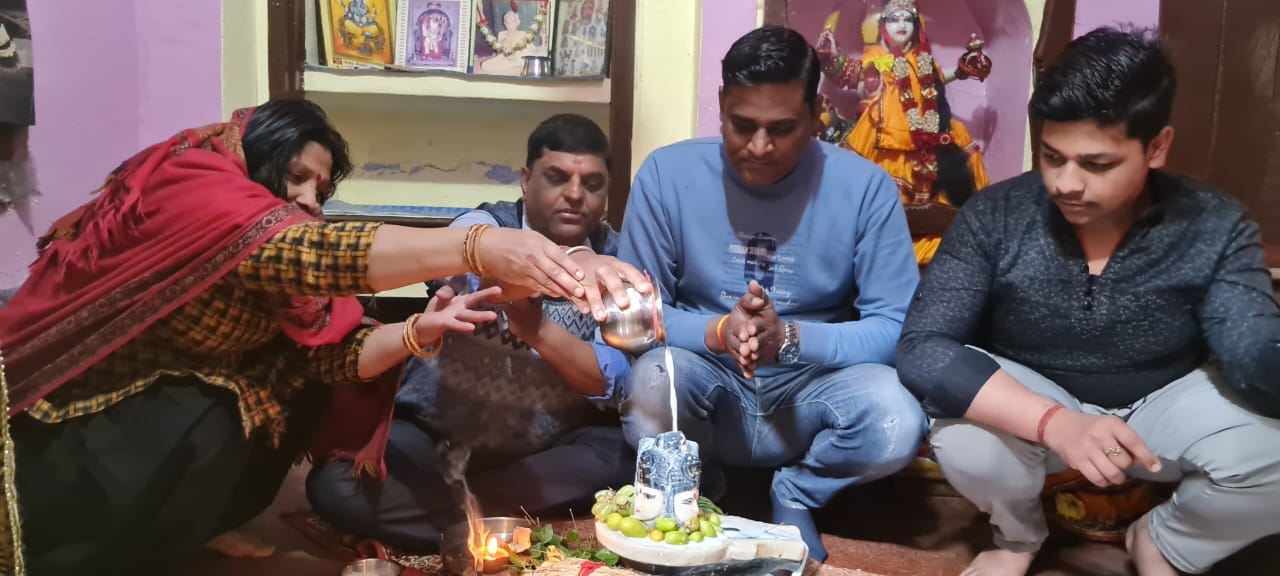 पुरकाजी शिव मंदिर में जलाभिषेक करते श्रद्धालुजन पुरकाजी शिव मंदिर में जलाभिषेक करते श्रद्धालुजन
