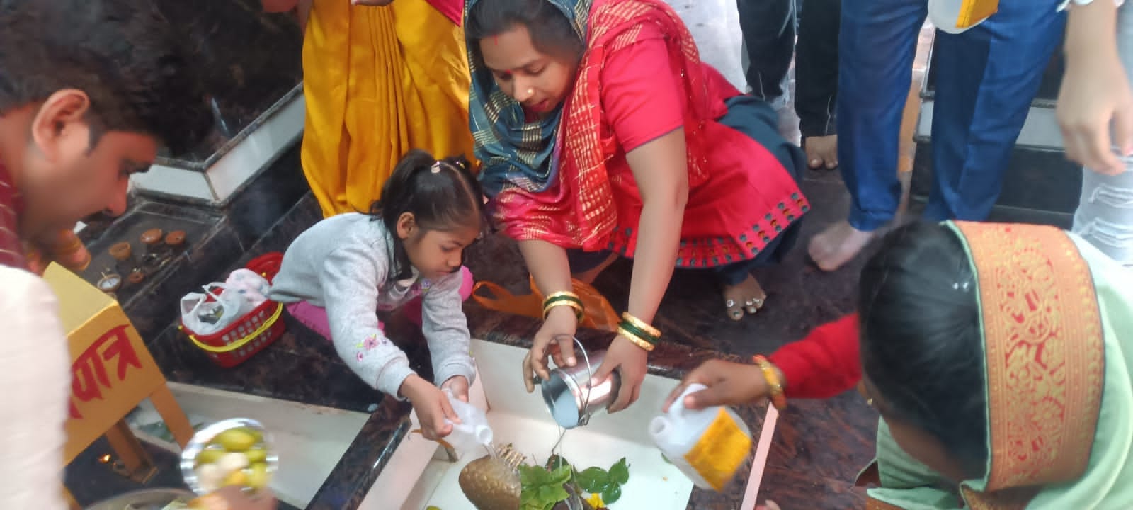 जानसठ के सिद्धपीठ महादेव मंदिर पर जलाभिषेक करते श्रद्धालु जानसठ के सिद्धपीठ महादेव मंदिर पर जलाभिषेक करते श्रद्धालु
