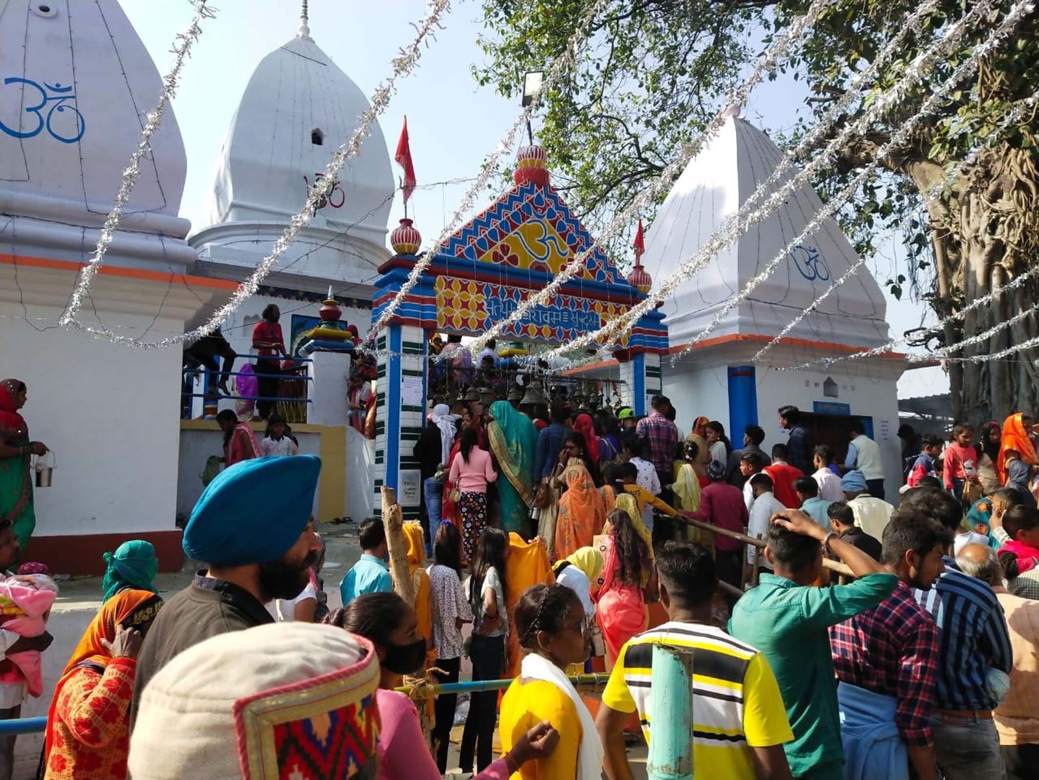 सितारगंज के झाड़खंड़ेश्वर शिव मंदिर में जलाभिषेक करने पहुंचे श्रद्धालु। सितारगंज के झाड़खंड़ेश्वर शिव मंदिर में जलाभिषेक करने पहुंचे श्रद्धालु।