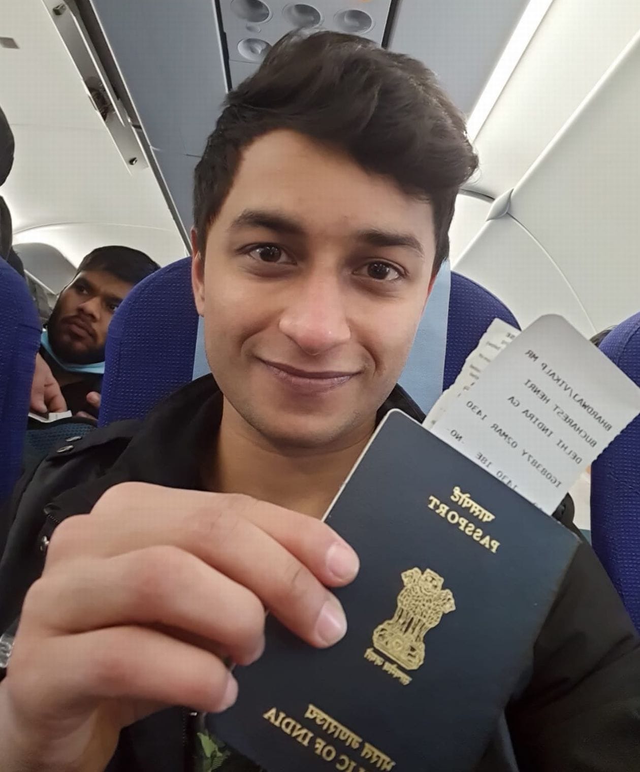 यूक्रेन से भारत वापिस लौटने के लिए हवाई जहाज में बैठे स्वर्ग आश्रम रोड निवासी विकल्प भारद्वाज यूक्रेन से भारत वापिस लौटने के लिए हवाई जहाज में बैठे स्वर्ग आश्रम रोड निवासी विकल्प भारद्वाज