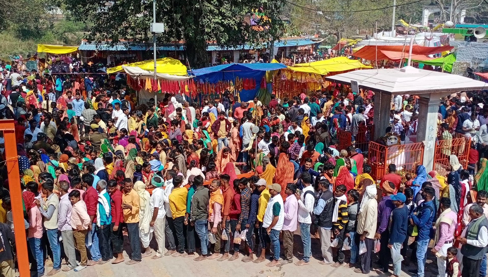 महाहर धाम शिव मंदिर में जलाभिषेक करने के लिए लाइन में खड़े श्रद्धालु। संवाद महाहर धाम शिव मंदिर में जलाभिषेक करने के लिए लाइन में खड़े श्रद्धालु। संवाद