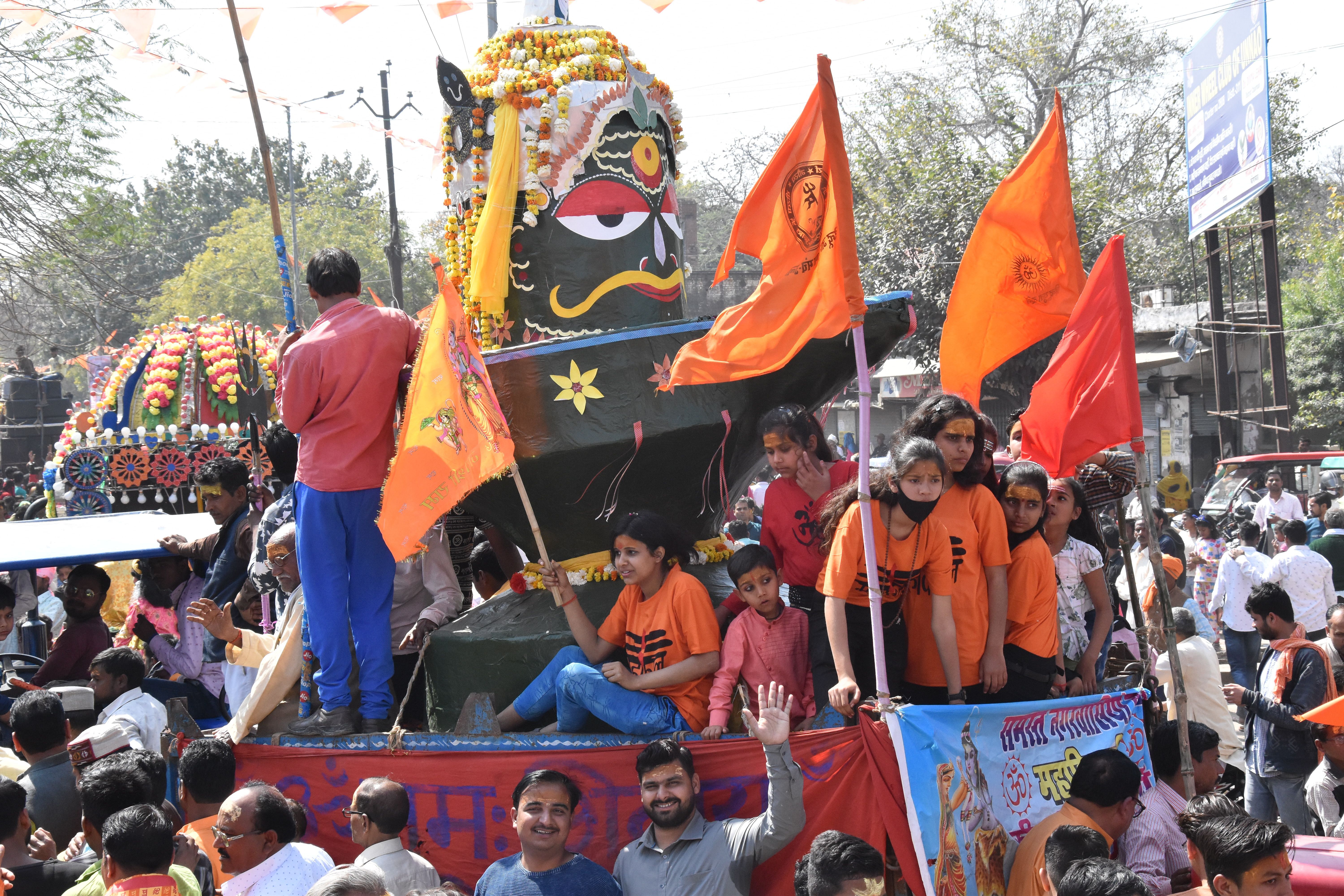 शिव शोभायात्रा यात्रा झांकी के साथ शामिल युवाओं की टोली।