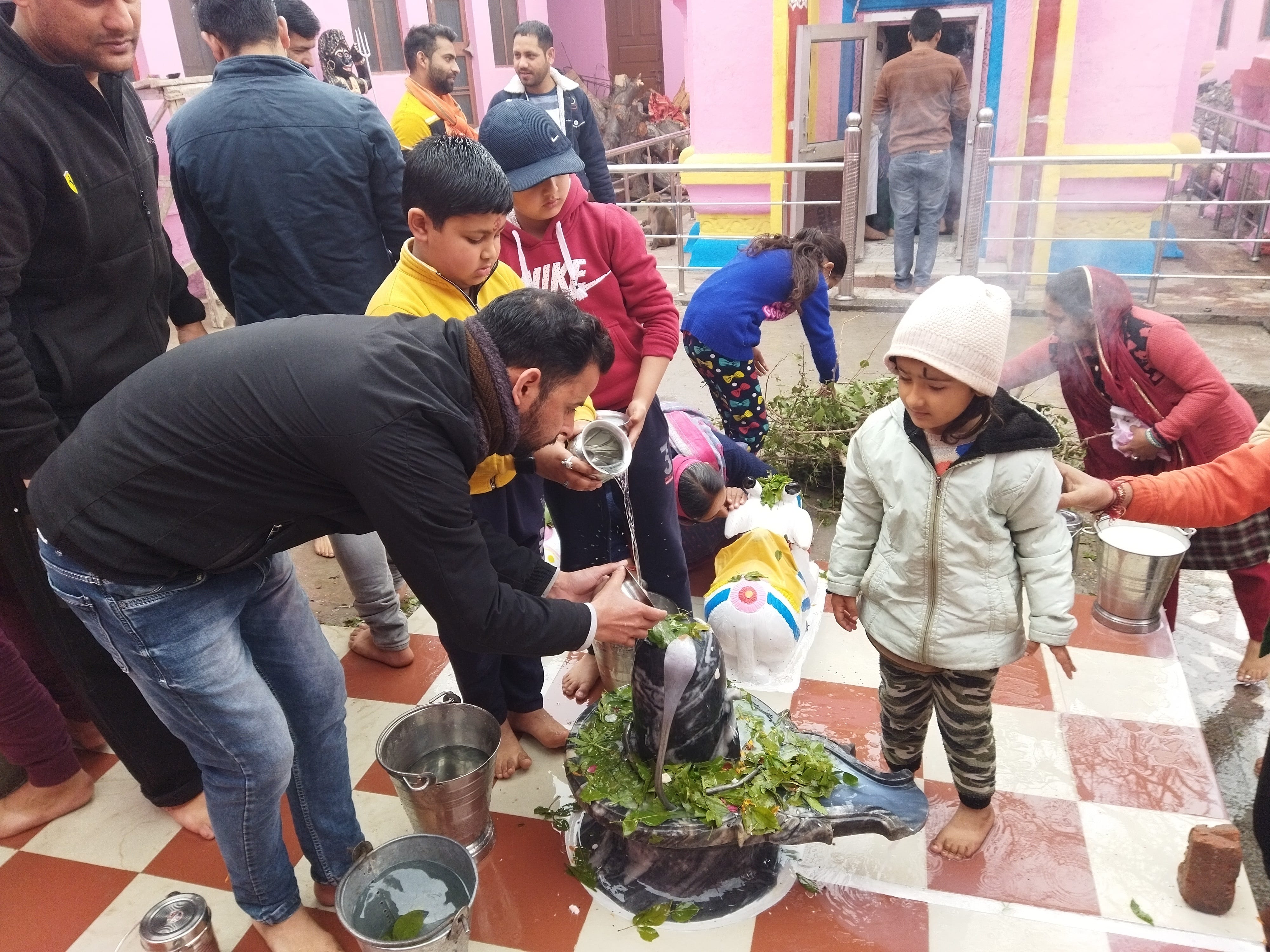 चिनैनी में महाशिवरात्री पर्व पर मुक्तेशर महादेव मंदिर में जलाभिषेक करते भक्त:- संवाद चिनैनी में महाशिवरात्री पर्व पर मुक्तेशर महादेव मंदिर में जलाभिषेक करते भक्त:- संवाद