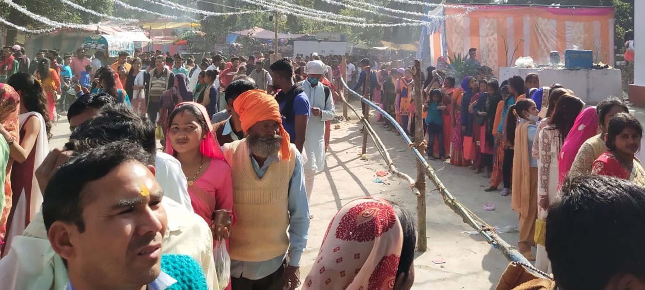 सितारगंज झाड़खंडेश्वर शिव मंदिर परिसर में कतार में लगे शिवभक्त। सितारगंज झाड़खंडेश्वर शिव मंदिर परिसर में कतार में लगे शिवभक्त।