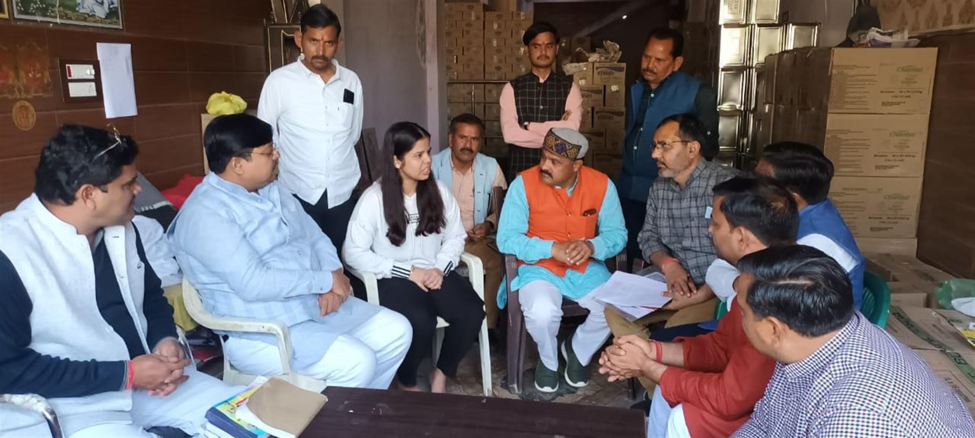 हाथरस : छात्रा शिवानी से हालचाल पूछते भाजपा जिलाध्यक्ष गौरव आर्य।  संवाद
