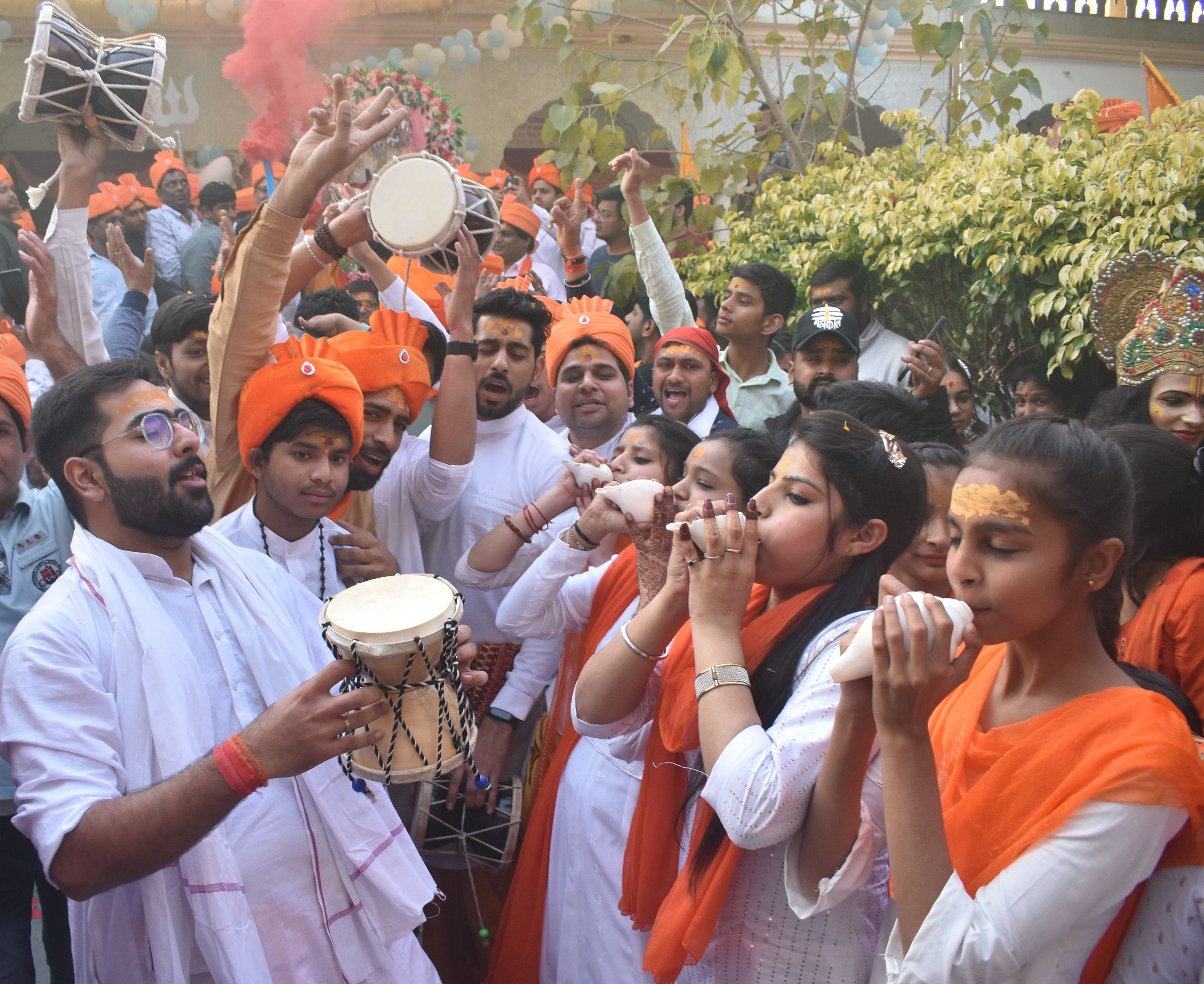 पानीपत।  महाशिवरात्री के उपक्षय में जगन्नाथ मंदिर से आरंभ हुई शौभायात्रा को शंख बजाकर आरंभ करती ?