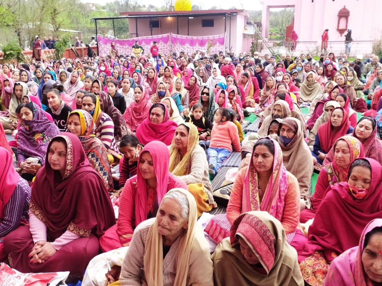 उधमपुर: प्रवचन करते हुए सुभाष शास्त्री जी तथा सत्संग का आनंद लेते भक्तजन. उधमपुर: प्रवचन करते हुए सुभाष शास्त्री जी तथा सत्संग का आनंद लेते भक्तजन.