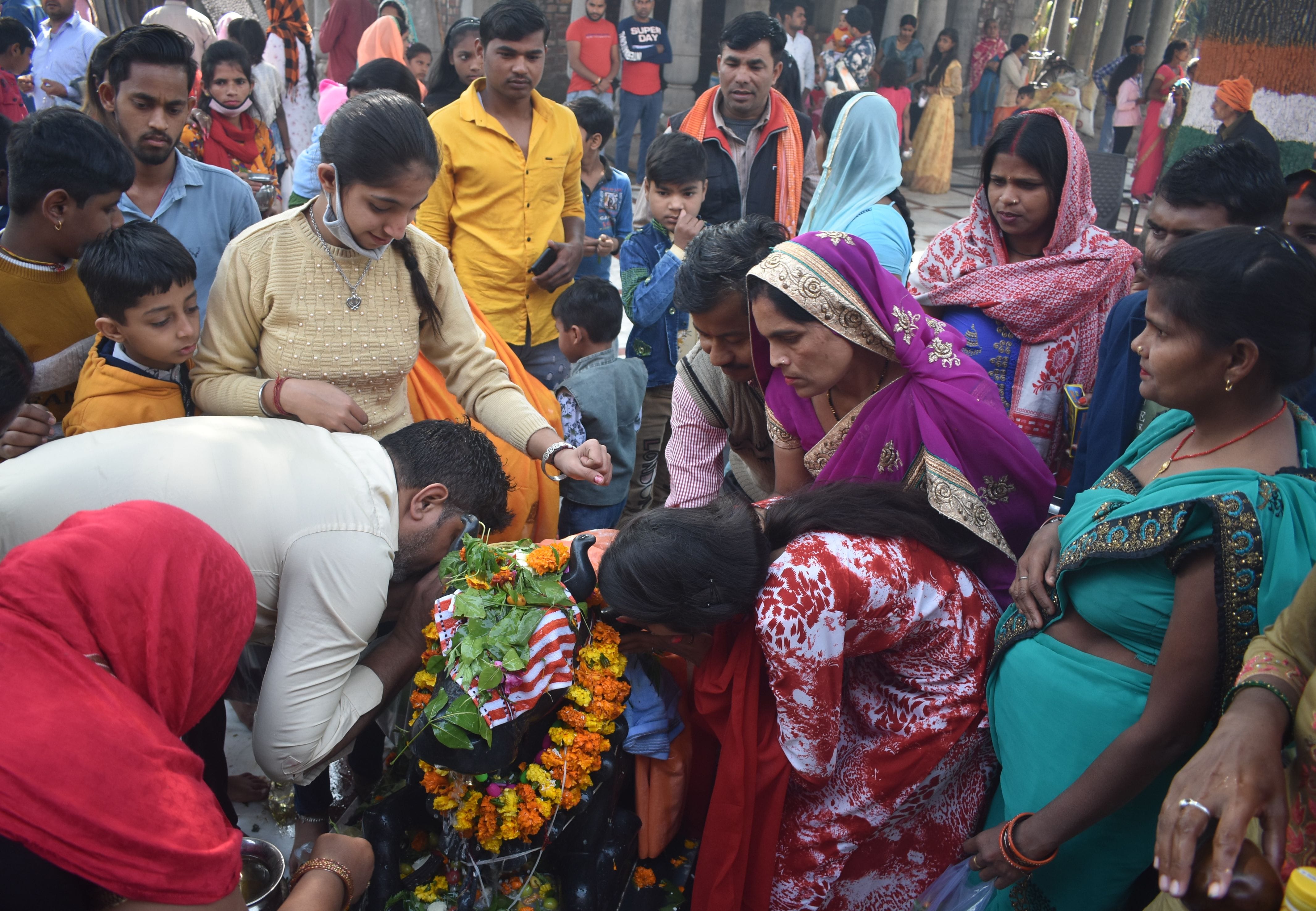 पानीपत। प्राचीन देवी मंदिर में महाशिवरात्री के उपक्षय में भगवान नंदी पर जल चढ़ा उनके कान में मन्?