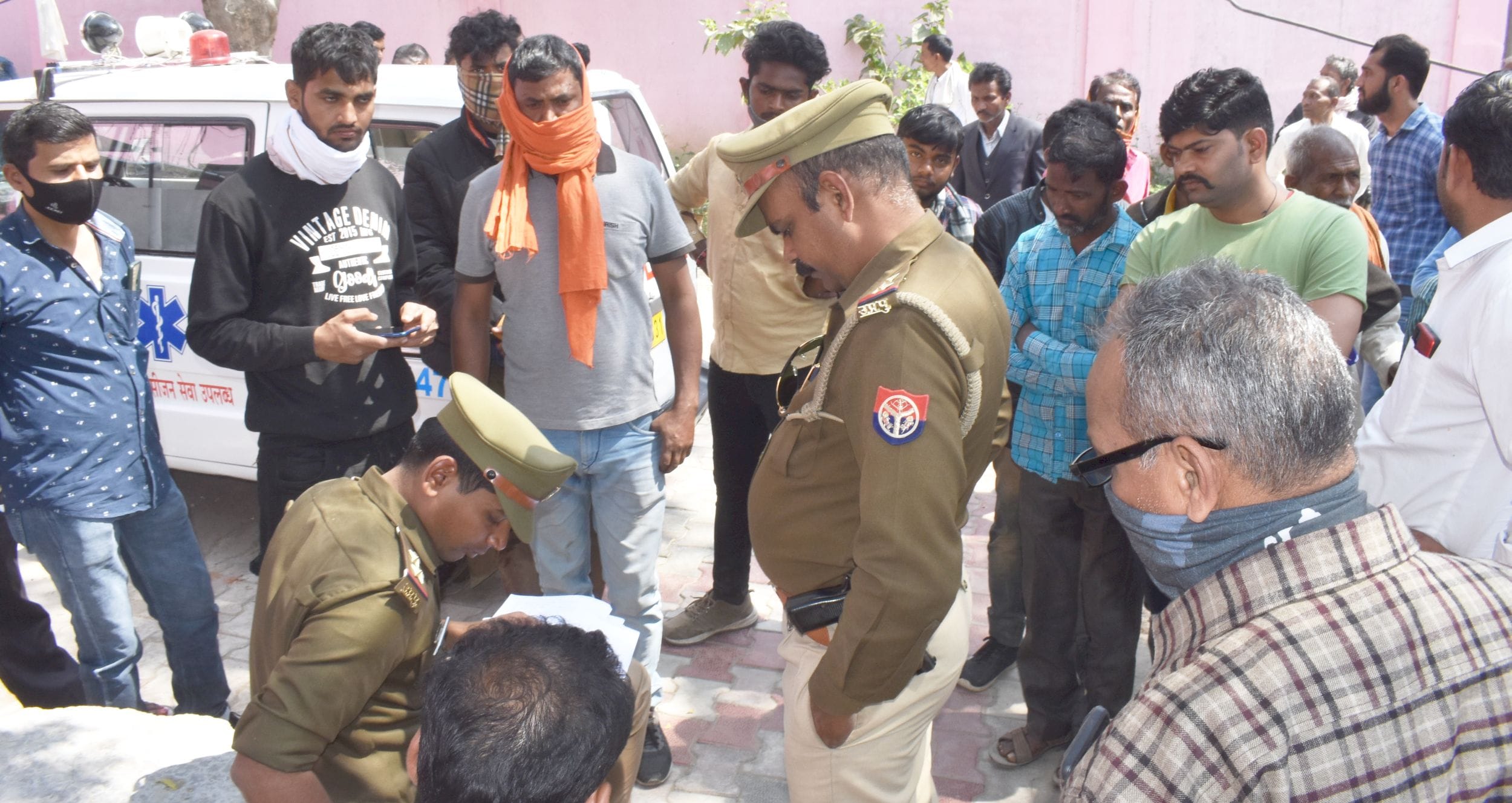 मर्च्यूरी हाउस में मौजूद मृतका गीता देवी के परिजन। संवाद