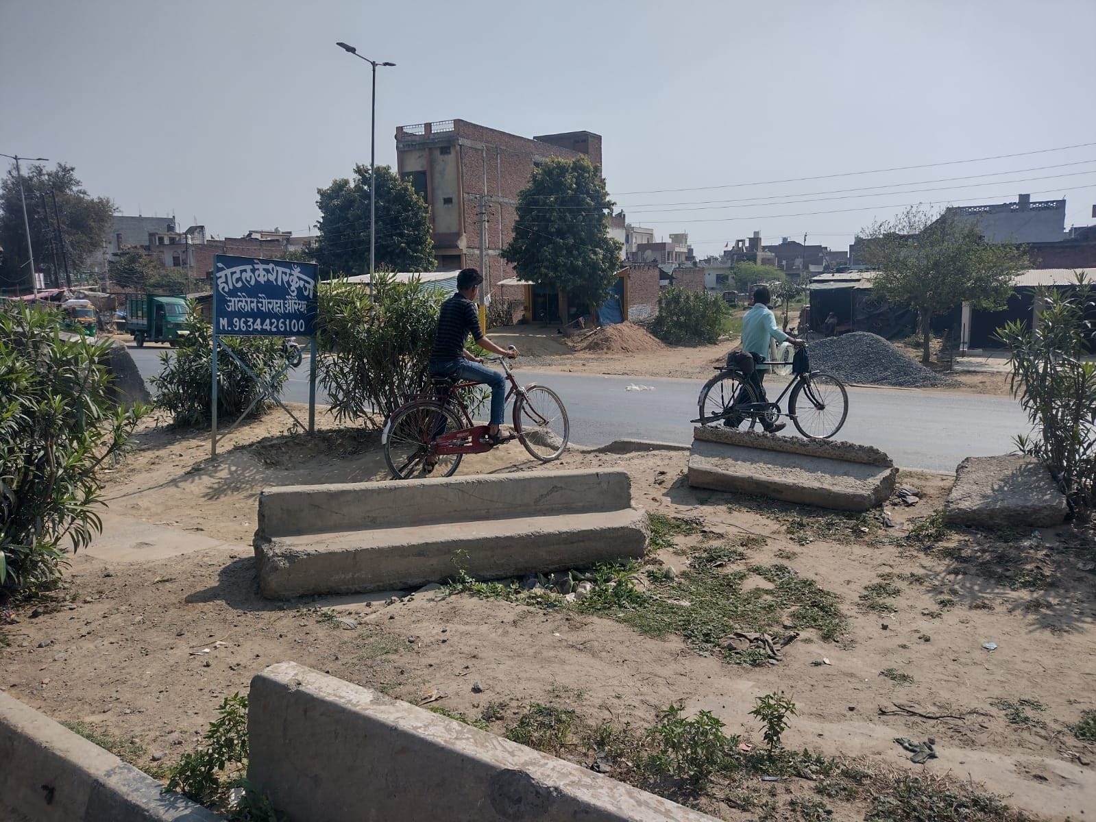 फोटो03एयूआरपी 20- गल्ला मंडी के सामने बने अवैध कट से साइकिल के साथ सड़क पर दूसरी तरफ जाते युवक फोटो03एयूआरपी 20- गल्ला मंडी के सामने बने अवैध कट से साइकिल के साथ सड़क पर दूसरी तरफ जाते युवक