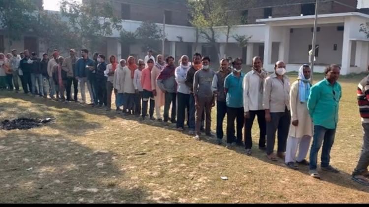 बलिया में मतदान के लिए लाइन में लगे वोटर्स
