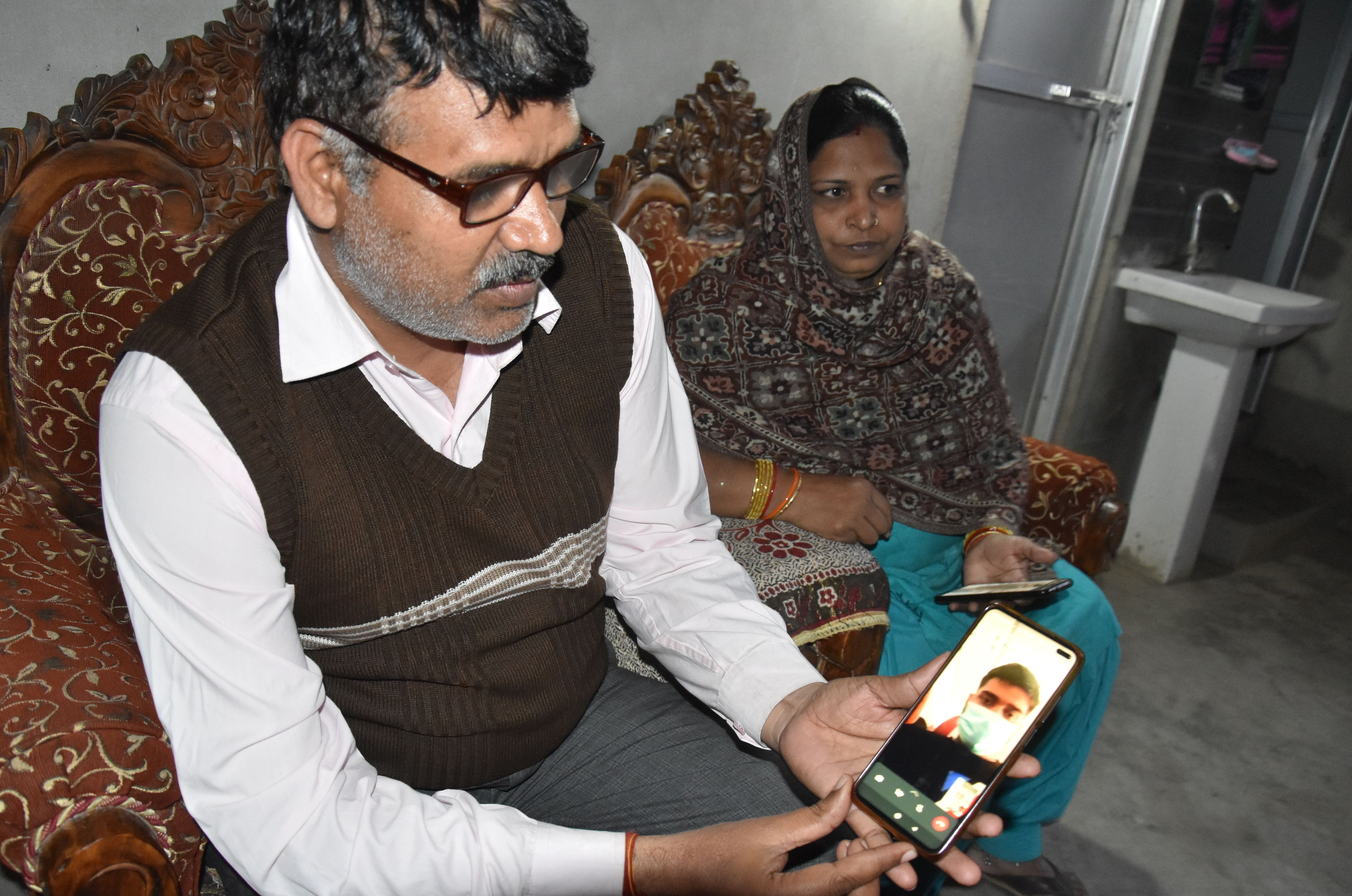 यूक्रेन में फंसे छात्र अंशू शर्मा से मोबाइल पर बात करते माता-पिता। संवाद