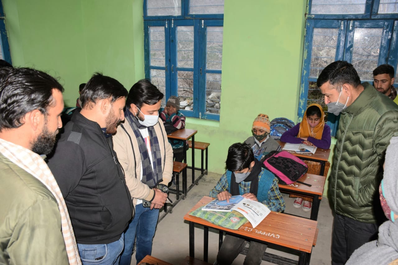 फोटो...अतिरिक्त जिला विकास आयुक्त किश्तवाड़ ने क्वाड़ और टेंजी गांवों का दौरा किया। स्कूलों का भी