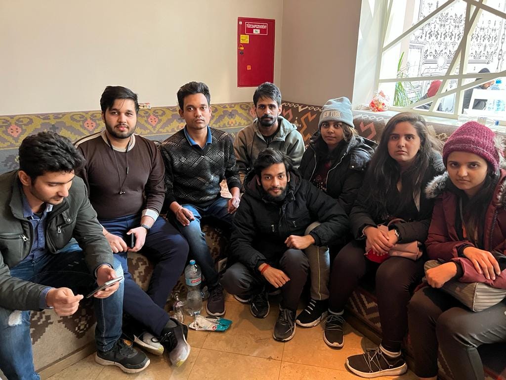 हंगरी में अपने साथियों के साथ कमरे में पुलकित जमीन पर बैठे फोटो भेजा ।