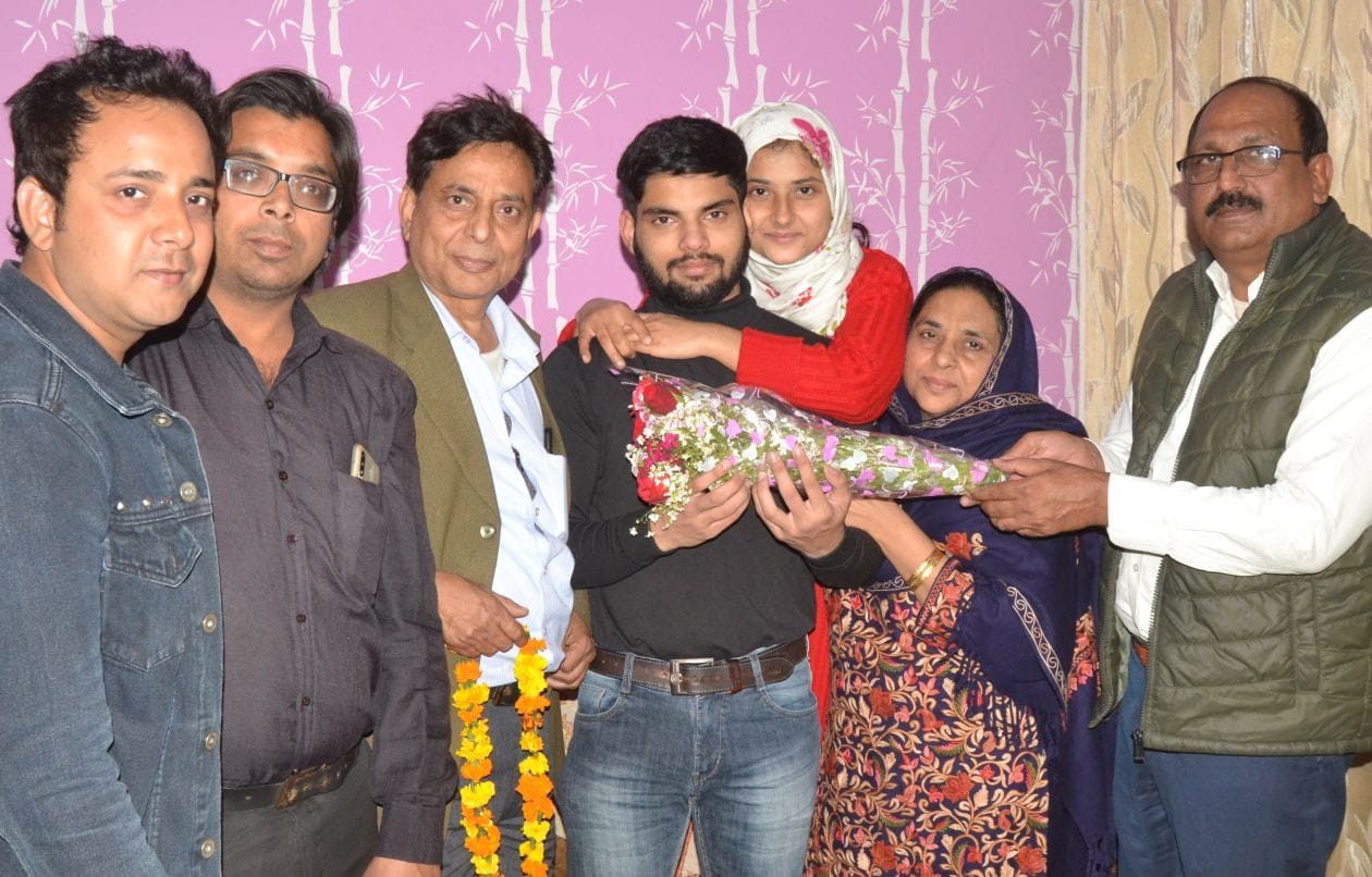 यूक्रेन से हापुड़ आने के बाद घर पर फैजान के गले से लगकर ख़ुशी मनाती माँ और बहन संवाद यूक्रेन से हापुड़ आने के बाद घर पर फैजान के गले से लगकर ख़ुशी मनाती माँ और बहन संवाद