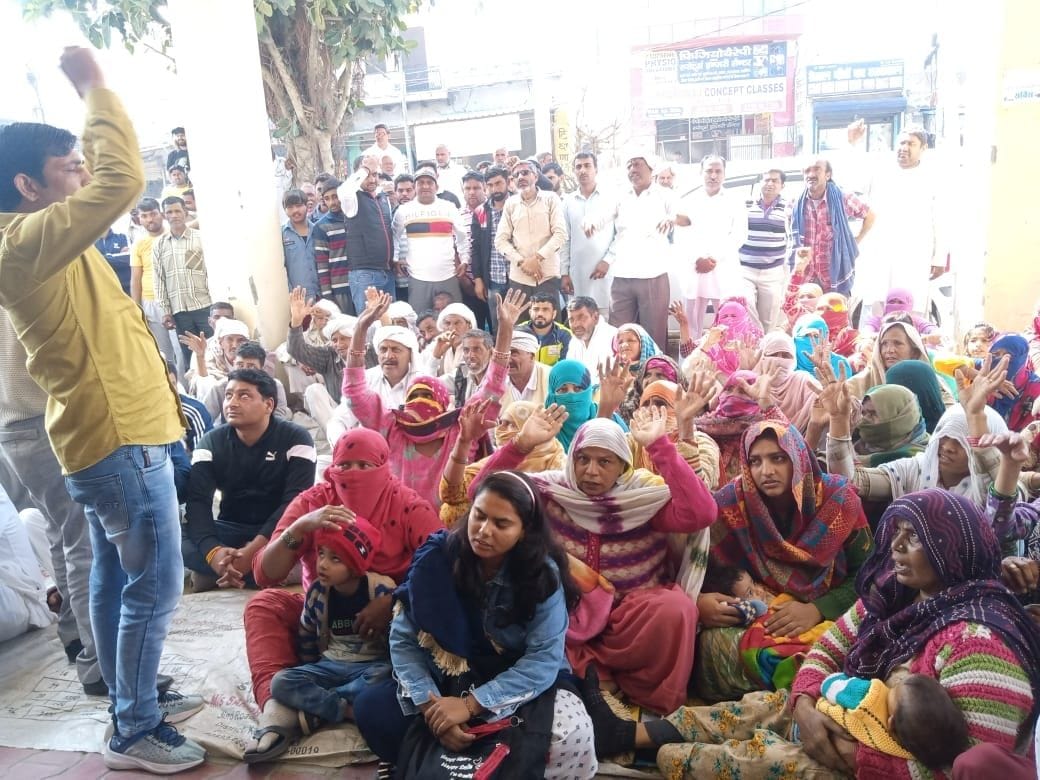 आरोपी बिजलीकर्मियों की गिरफ्तारी की मांग को लेकर थाने में धरना देते ग्रामीण। संवाद आरोपी बिजलीकर्मियों की गिरफ्तारी की मांग को लेकर थाने में धरना देते ग्रामीण। संवाद