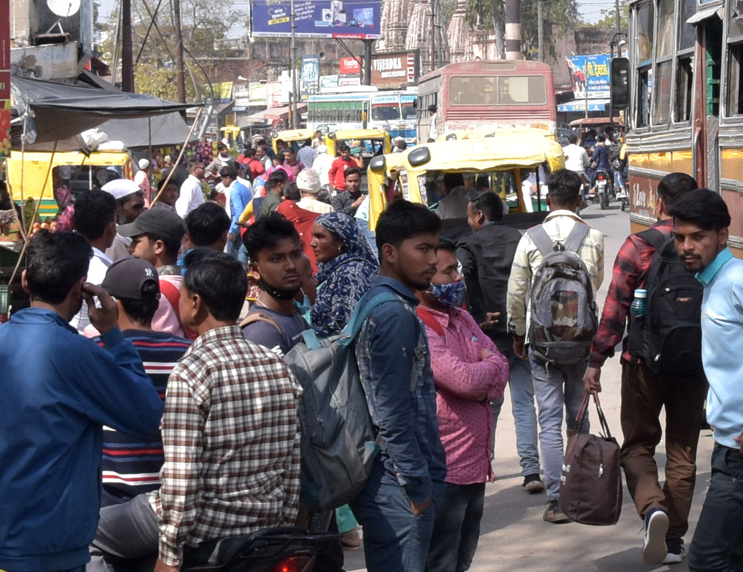 अंबाला रोड पर बसों का इंतजार करते यात्री अंबाला रोड पर बसों का इंतजार करते यात्री