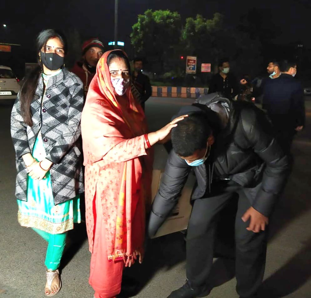 यूक्रेन से वतन वापसी के बाद हिंडन एयरफोर्स स्टेशन के बाहर अपनी मां के पैर छूते शामली निवासी मयंक। यूक्रेन से वतन वापसी के बाद हिंडन एयरफोर्स स्टेशन के बाहर अपनी मां के पैर छूते शामली निवासी मयंक।
