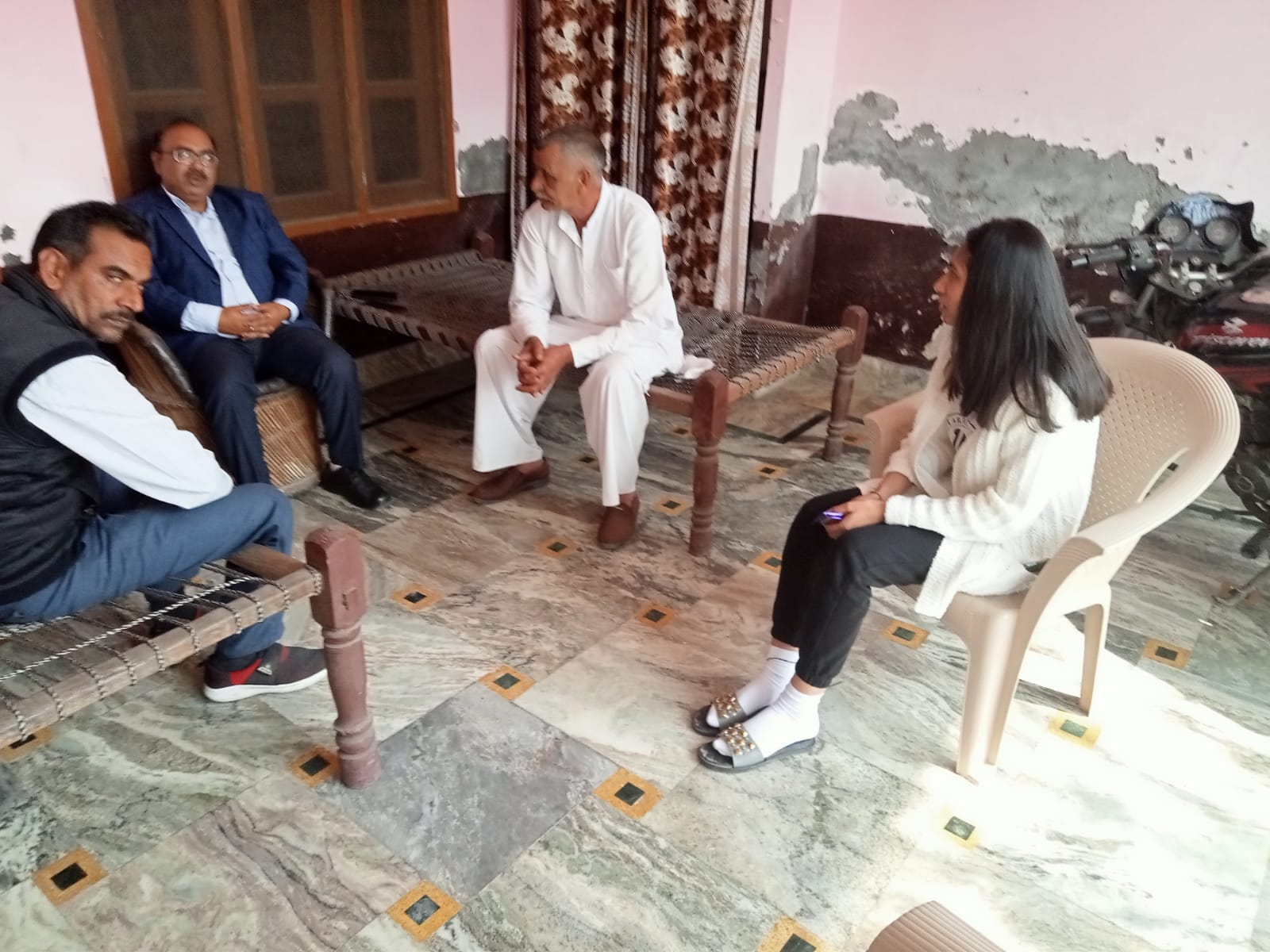 मानसी से बात करते एसडीएम अजय कुमार अम्बष्ट मानसी से बात करते एसडीएम अजय कुमार अम्बष्ट