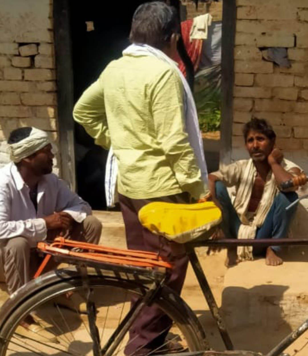 घर के दरवाजे पर बैठा हत्यारोपी चंद्रपाल (दाएं)। 