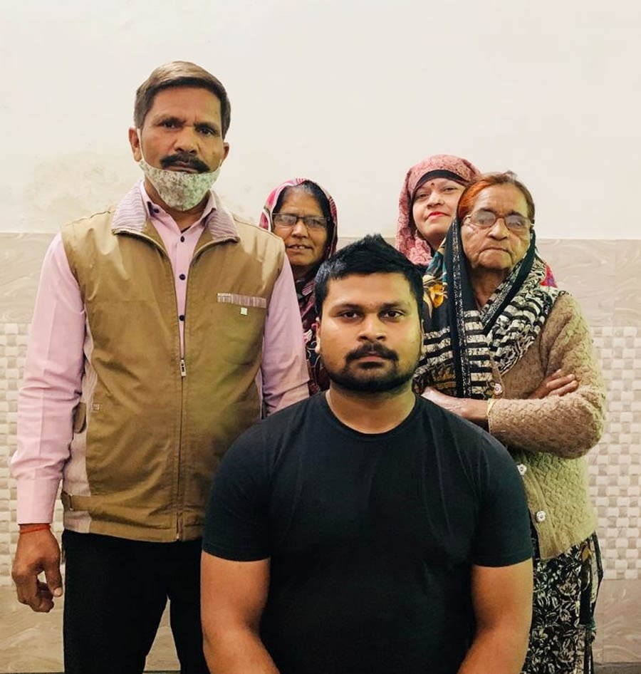 वतन वापसी के बाद चरथावल स्थित घर पर दादी और माता-पिता के साथ वैभव त्यागी वतन वापसी के बाद चरथावल स्थित घर पर दादी और माता-पिता के साथ वैभव त्यागी