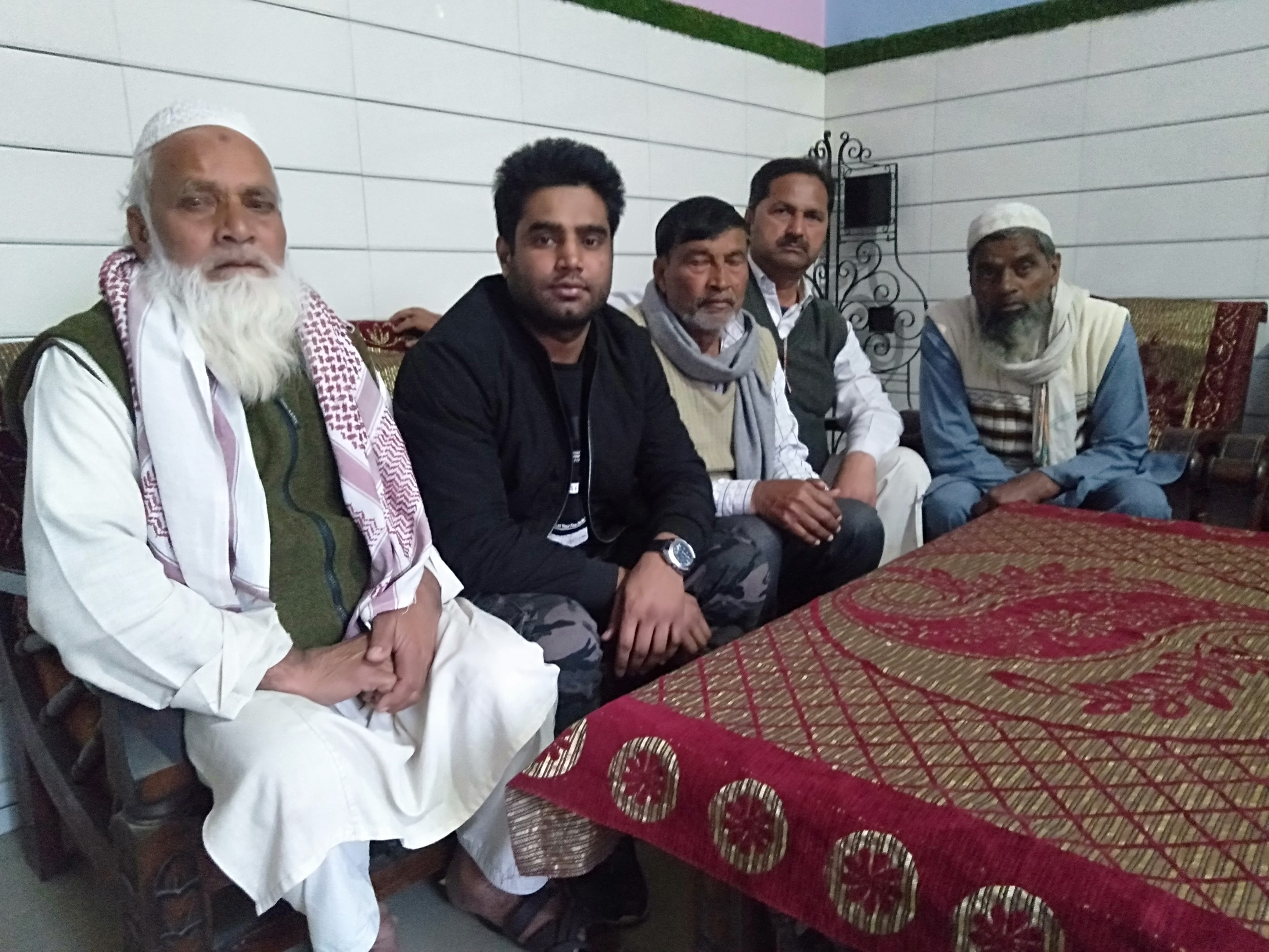 गांव बसीकलां में स्वदेश से लौटा छात्र अबुजर अपने परिजनों व ग्रामीणों के साथ । गांव बसीकलां में स्वदेश से लौटा छात्र अबुजर अपने परिजनों व ग्रामीणों के साथ ।