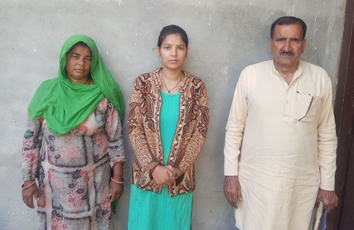 चांग से यूक्रेन गए अमरजीत के परिजनों से मिलते महेंद्र पटवारी। संवाद चांग से यूक्रेन गए अमरजीत के परिजनों से मिलते महेंद्र पटवारी। संवाद