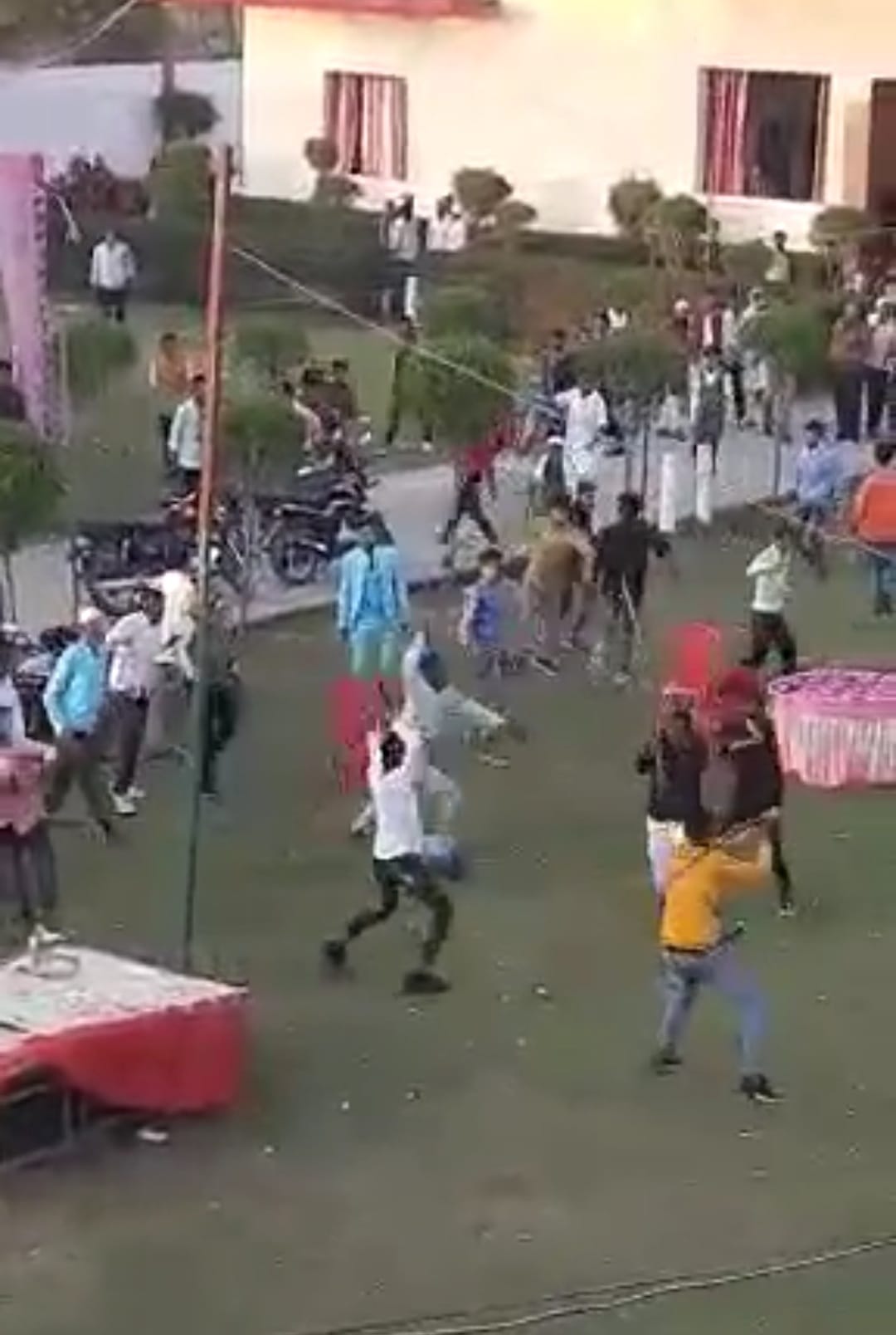 नूरपुर क्षेत्र के एक मंडप में बरातियों और घरातियों के बीच चलते लाठी-डंडे। वायरल वीडियो से लिए गए ? नूरपुर क्षेत्र के एक मंडप में बरातियों और घरातियों के बीच चलते लाठी-डंडे। वायरल वीडियो से लिए गए ?