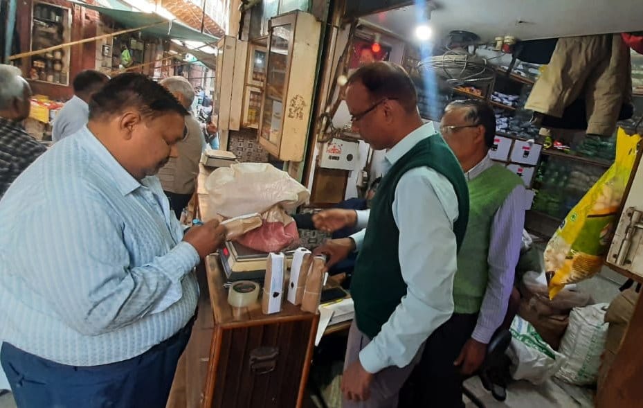 फूड प्वाइजनिंग की घटना के बाद दाल मंडी सैम्पल लेते  खादय सुरक्षा अधिकारी ।