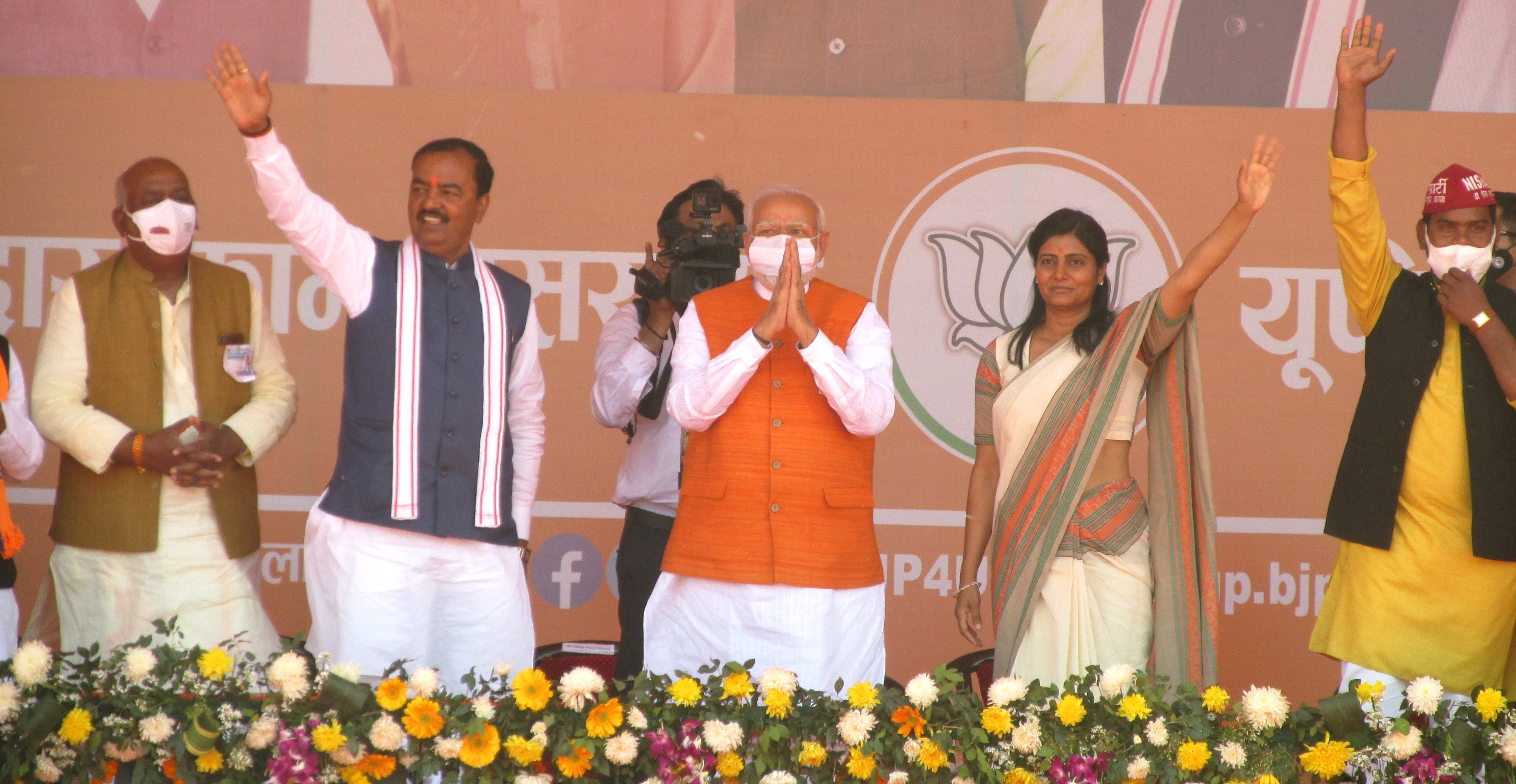 चुर्क इंजीनियरिंग कालेज के समीप भाजपा के चुनावी सभा में जनता का अभिवादन करते प्रधानमंत्री नरेंद