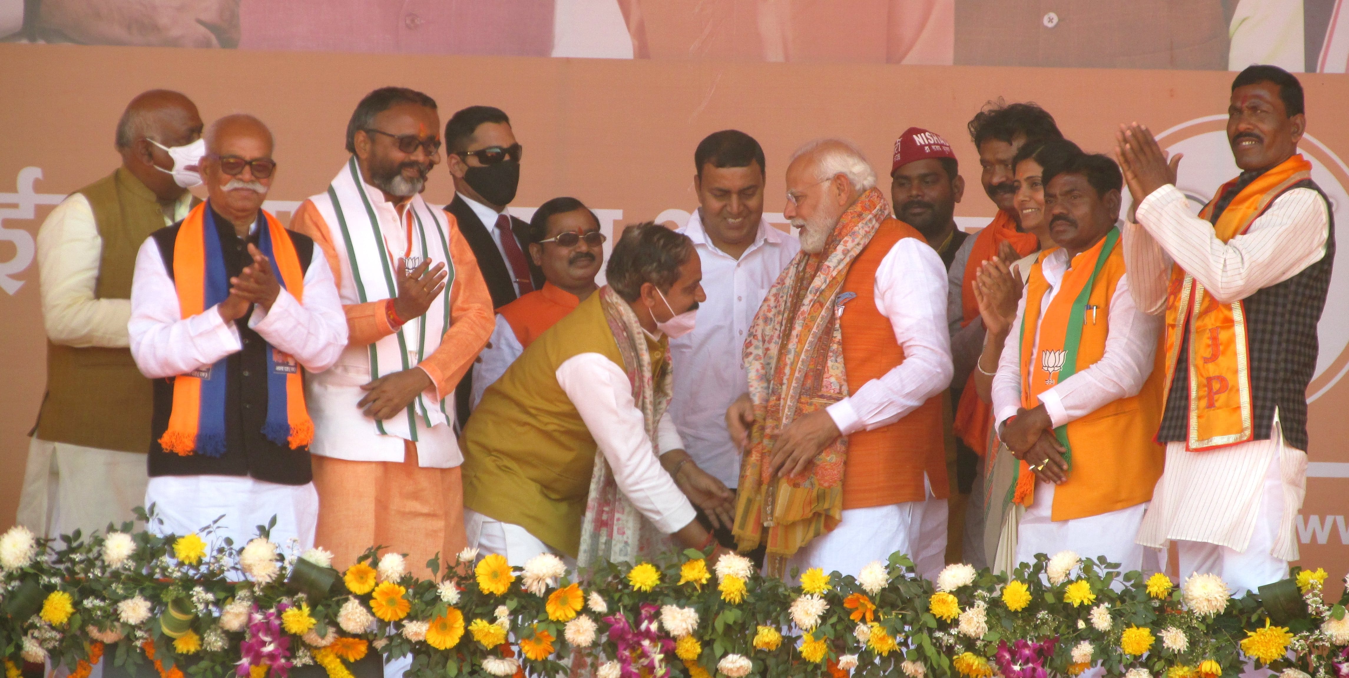 चुर्क इंजीनियरिंग कालेज के समीप भाजपा के चुनावी सभा  प्रधानमंत्री नरेंद्र मोदी का स्वागत करते भ?