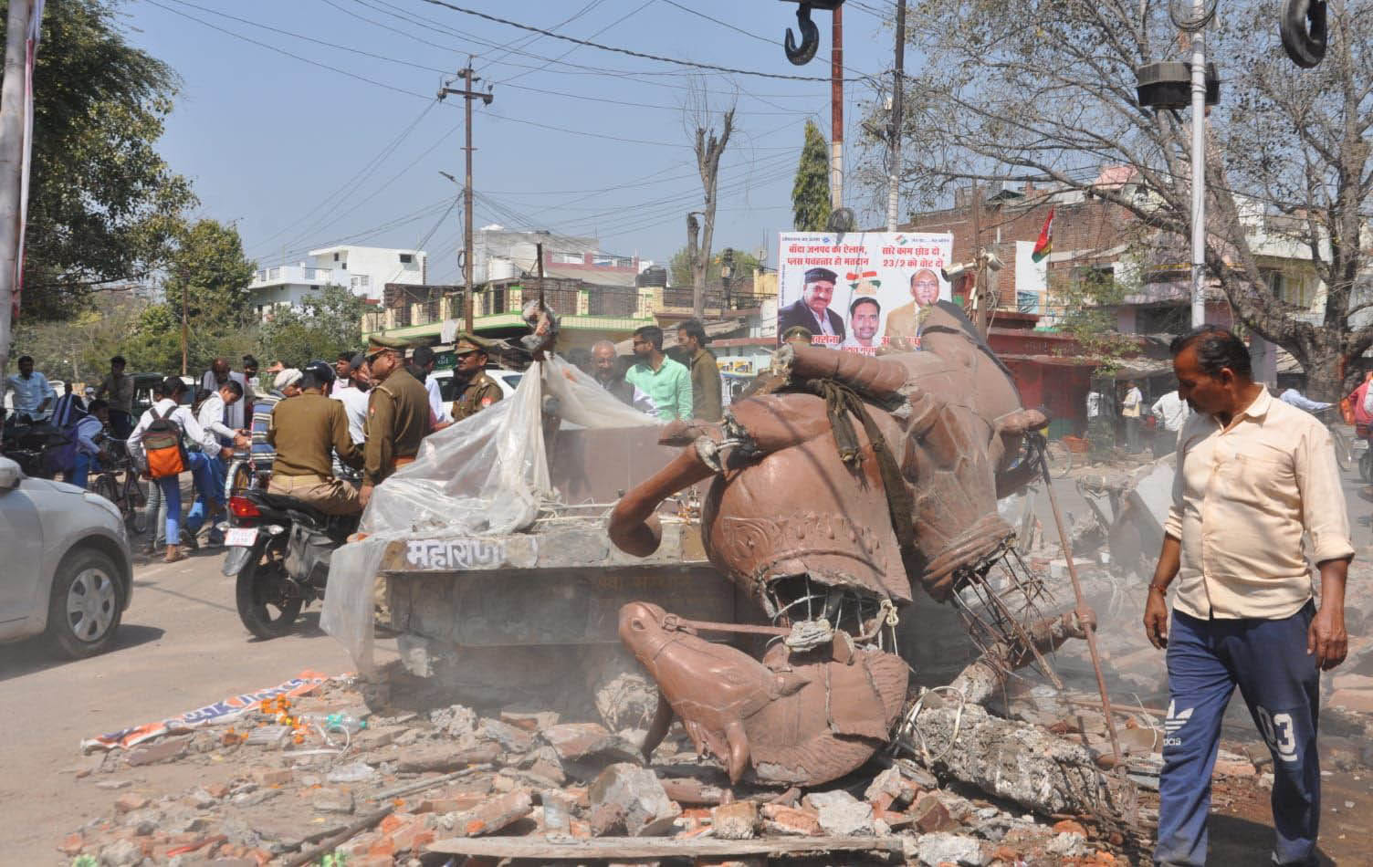 ट्रक की टक्कर से ध्वस्त हुई महाराणा प्रताप की प्रतिमा। ट्रक की टक्कर से ध्वस्त हुई महाराणा प्रताप की प्रतिमा।