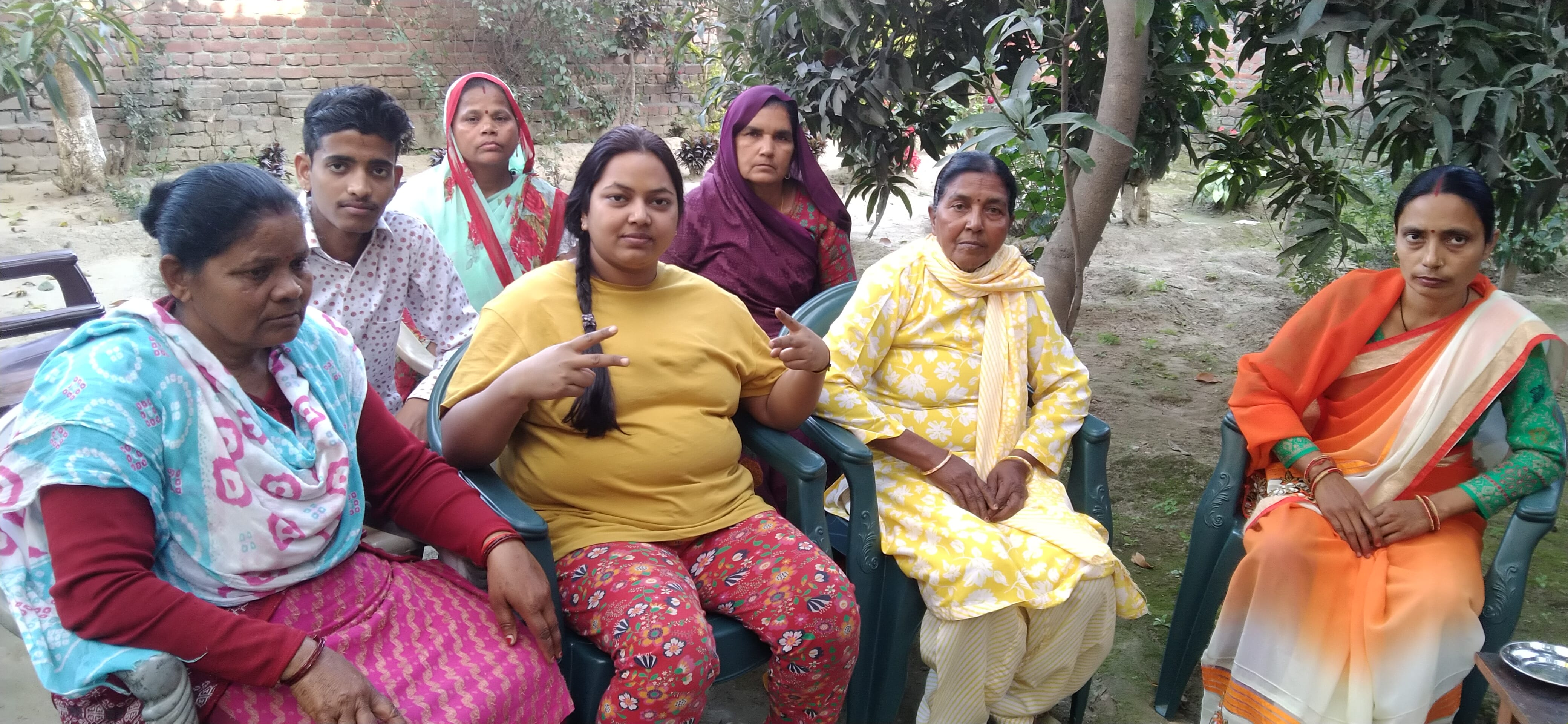 यूकेन के विनतिशा शहर से लौटी जया अपने परिजन के साथ अपने घर पर । संवाद