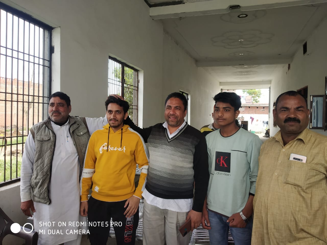 गागलहेड़ी में अपने परिजनों के साथ आसिफ(पीली शर्ट में)